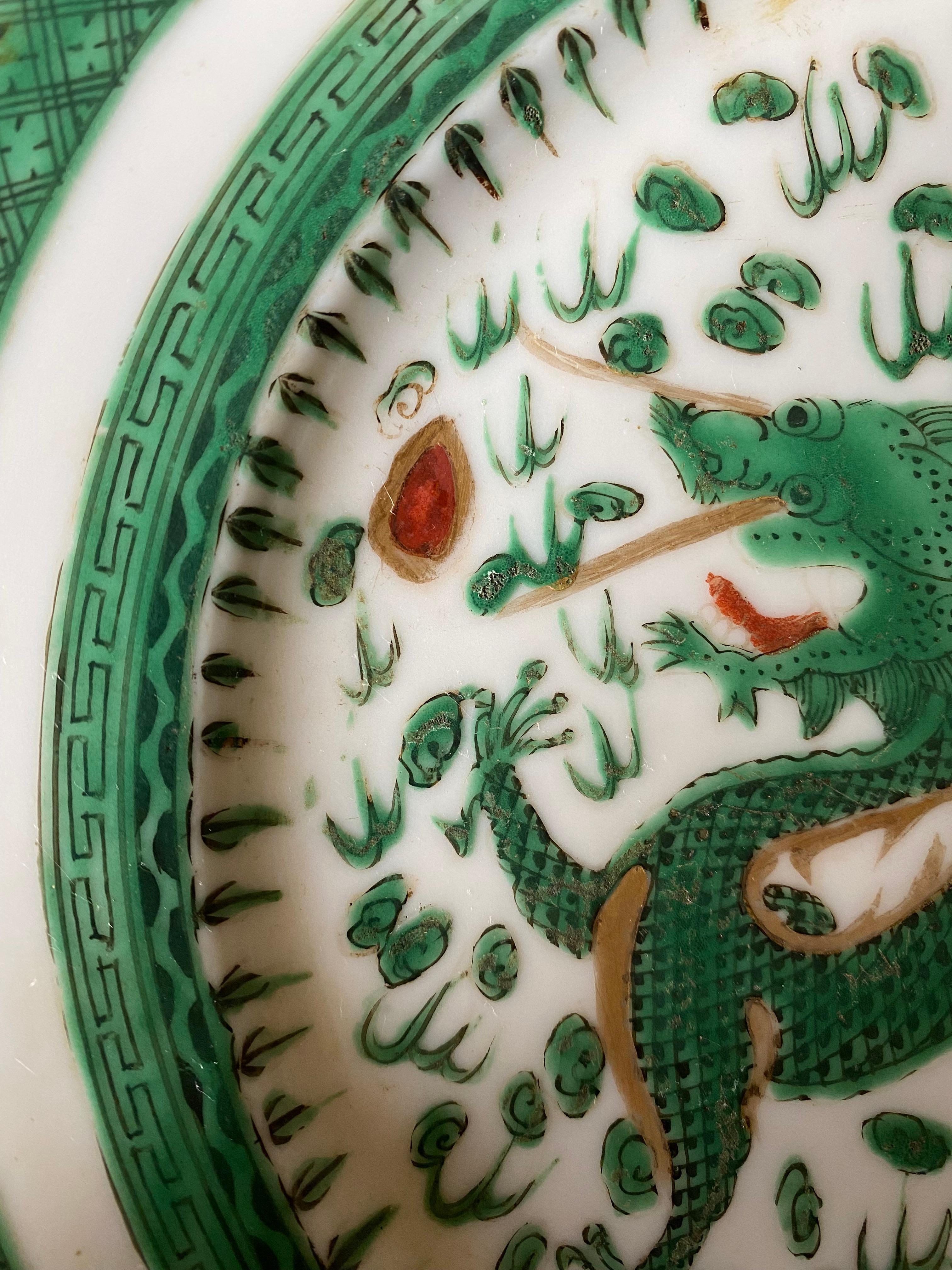 Plato de porcelana china con decoración de dragones 
