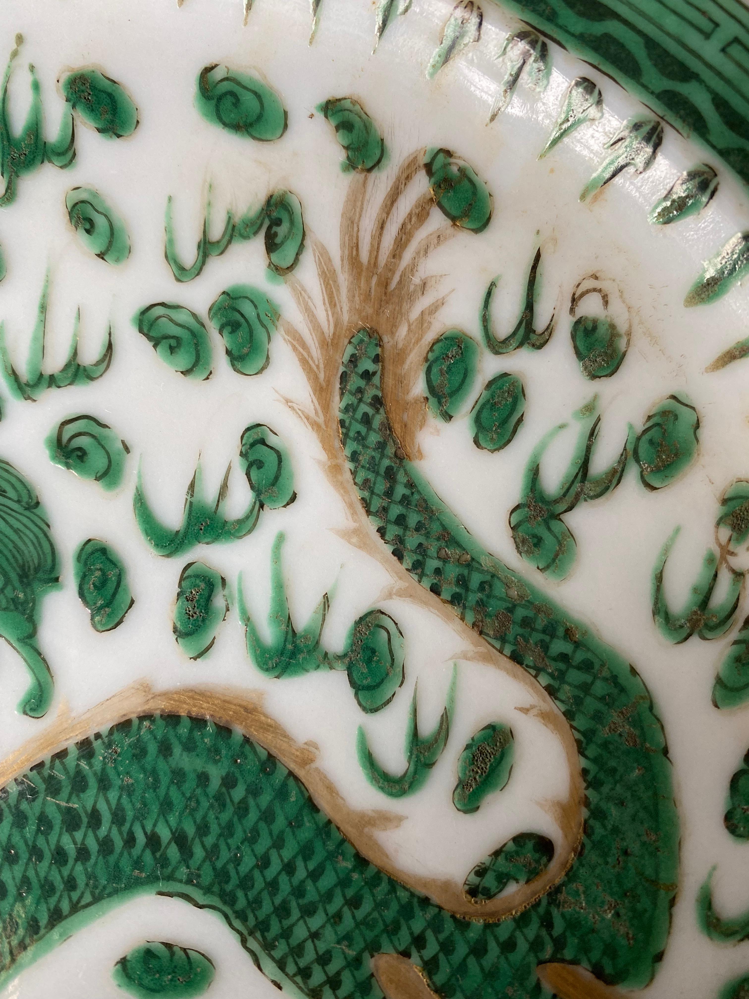 Chinesischer Porzellanteller mit Drachendekoration „Famille Verte“ aus dem 18. Jahrhundert  im Angebot 2