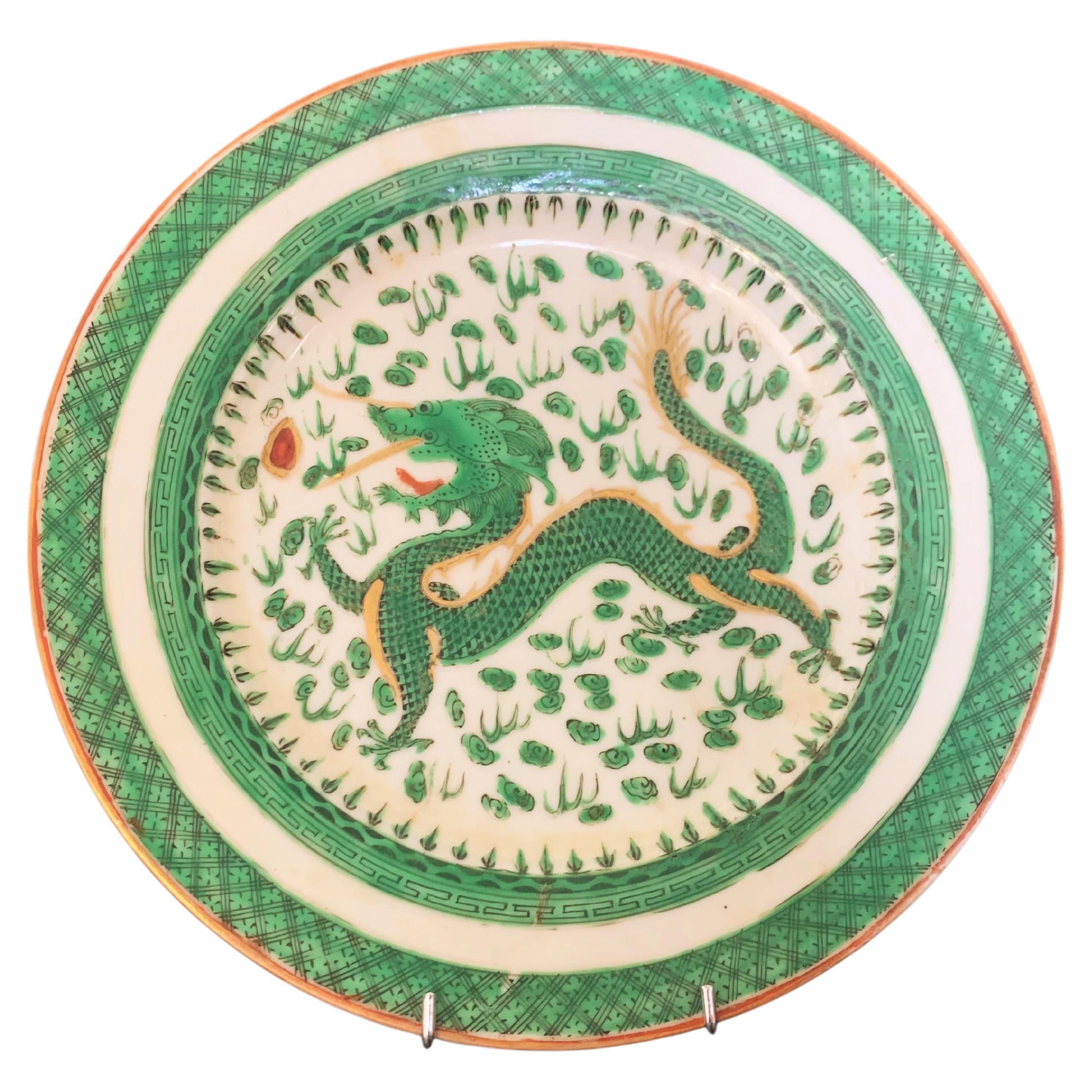 Chinesischer Porzellanteller mit Drachendekoration „Famille Verte“ aus dem 18. Jahrhundert  im Angebot