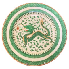 Plato de porcelana china con decoración de dragones "Famille Verte" Siglo XVIII 