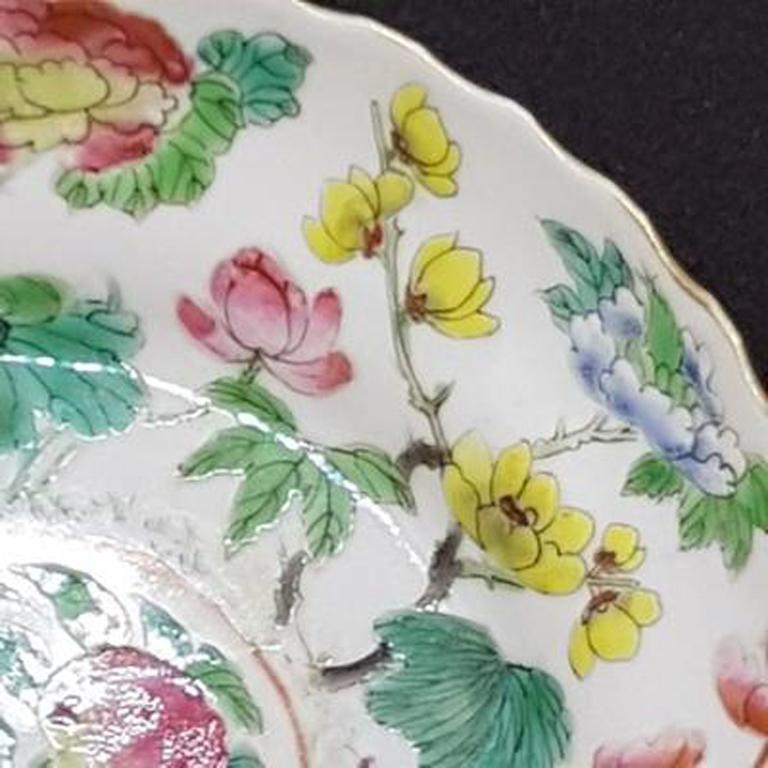 Chinese Porcelain Plate with Scalloped Edge In Good Condition For Sale In Copenhagen, DK