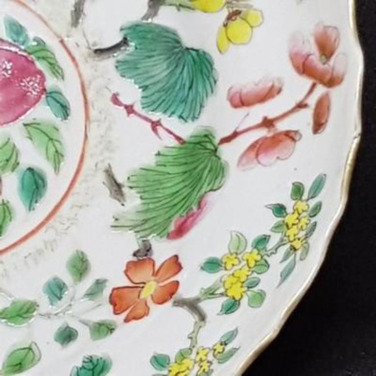 20th Century Chinese Porcelain Plate with Scalloped Edge For Sale