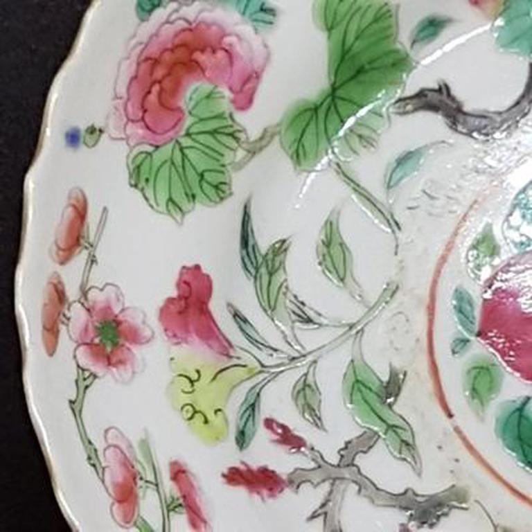 Chinese Porcelain Plate with Scalloped Edge For Sale 3