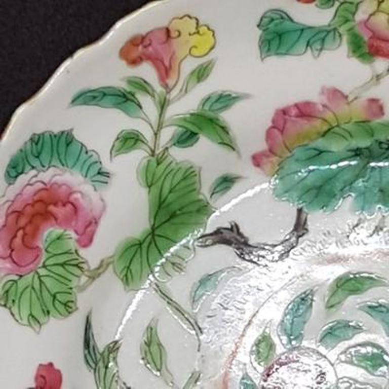 Chinese Porcelain Plate with Scalloped Edge For Sale 4