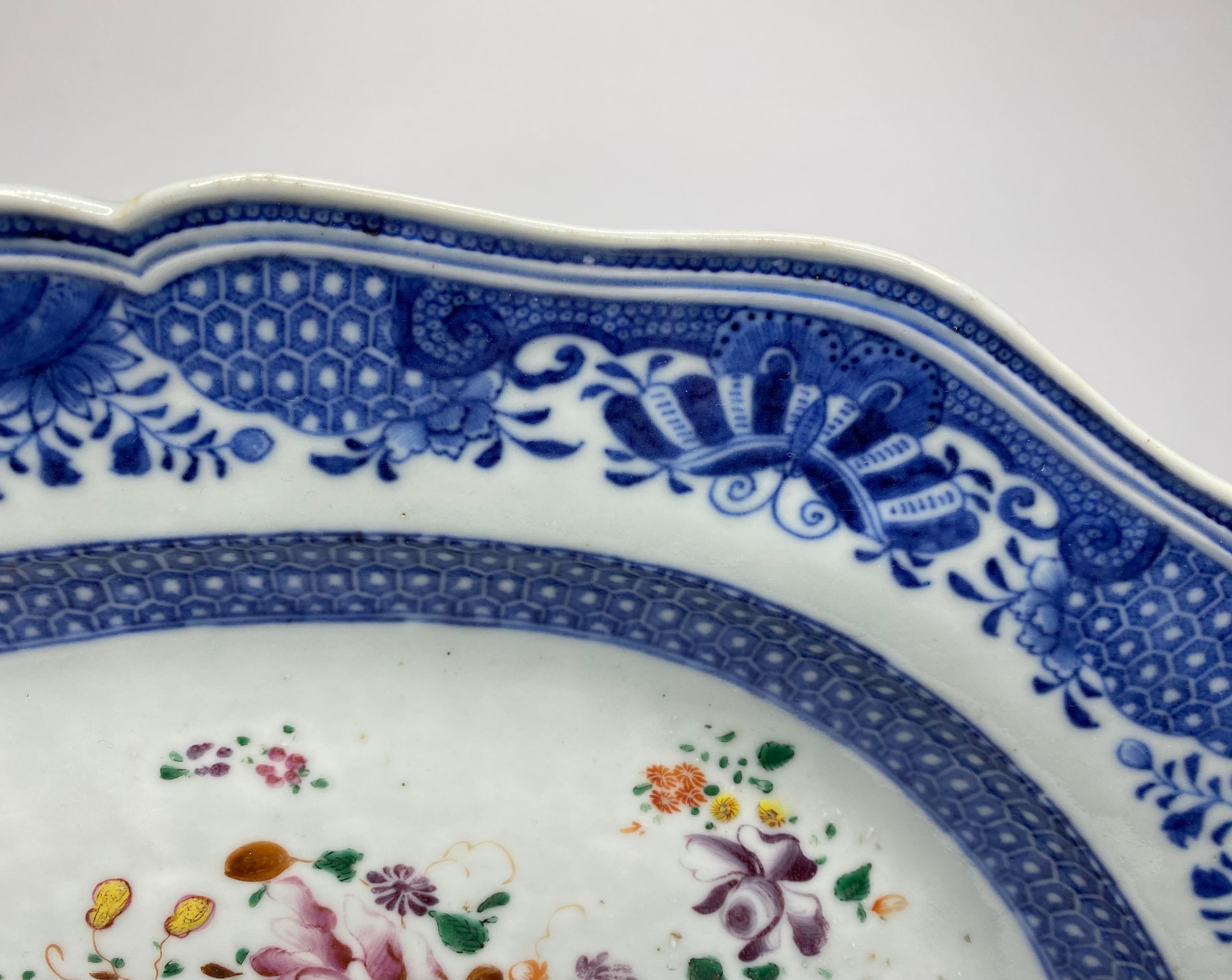 Qing Chinese porcelain platter, Famille rose, c. 1760. Qianlong Period. For Sale