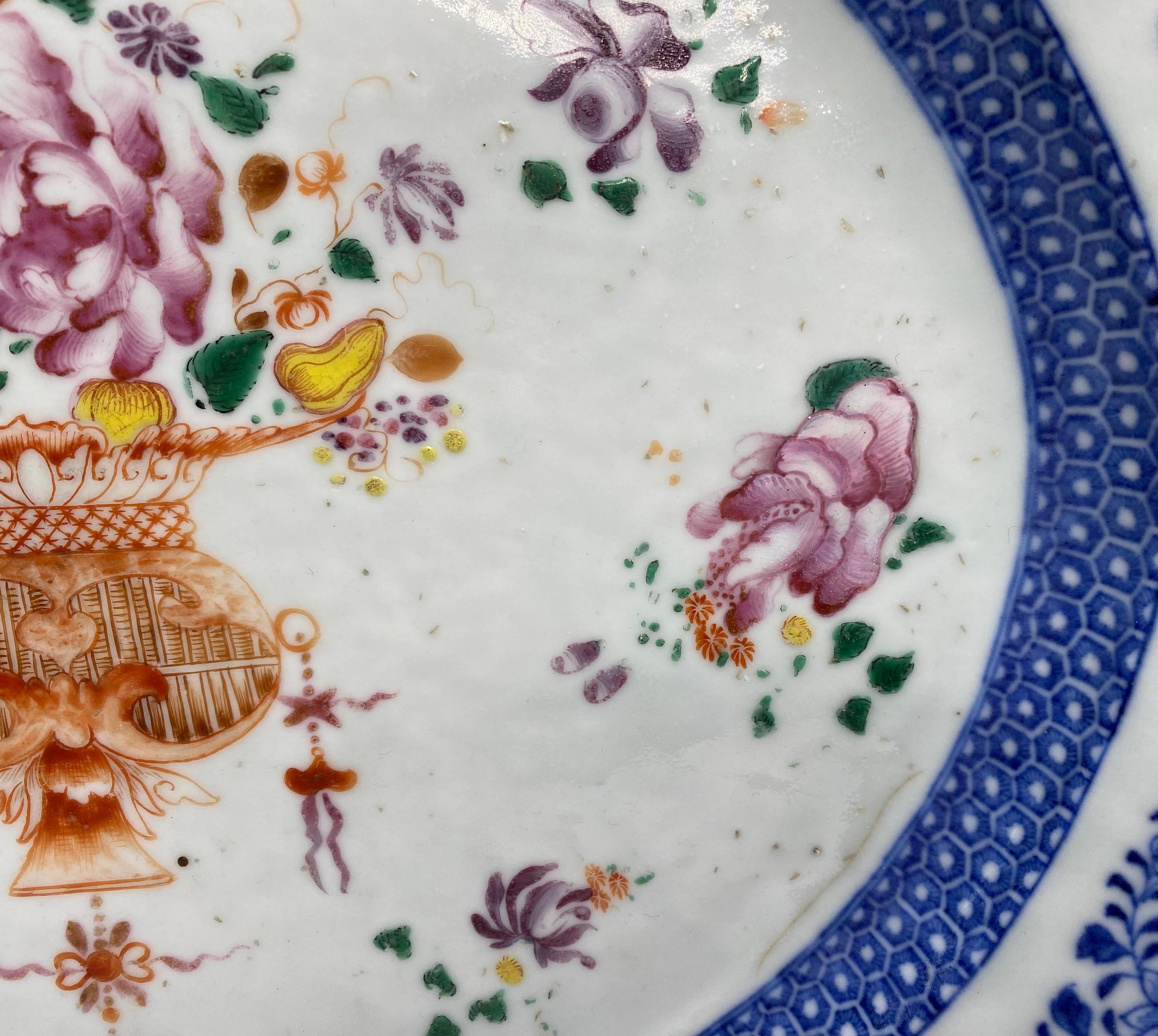 Chinese porcelain platter, Famille rose, c. 1760. Qianlong Period. In Excellent Condition For Sale In Gargrave, North Yorkshire