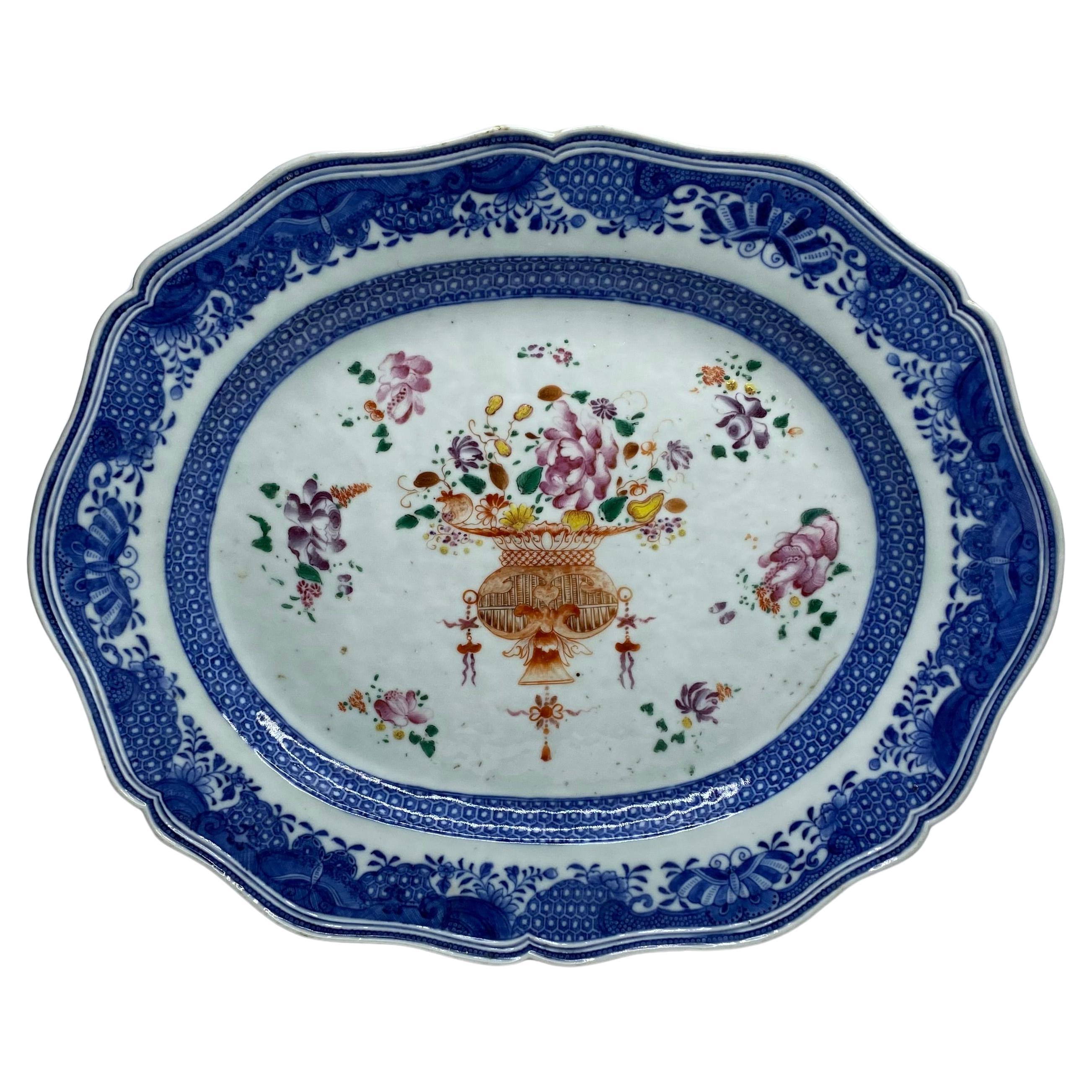 Chinese porcelain platter, Famille rose, c. 1760. Qianlong Period. For Sale