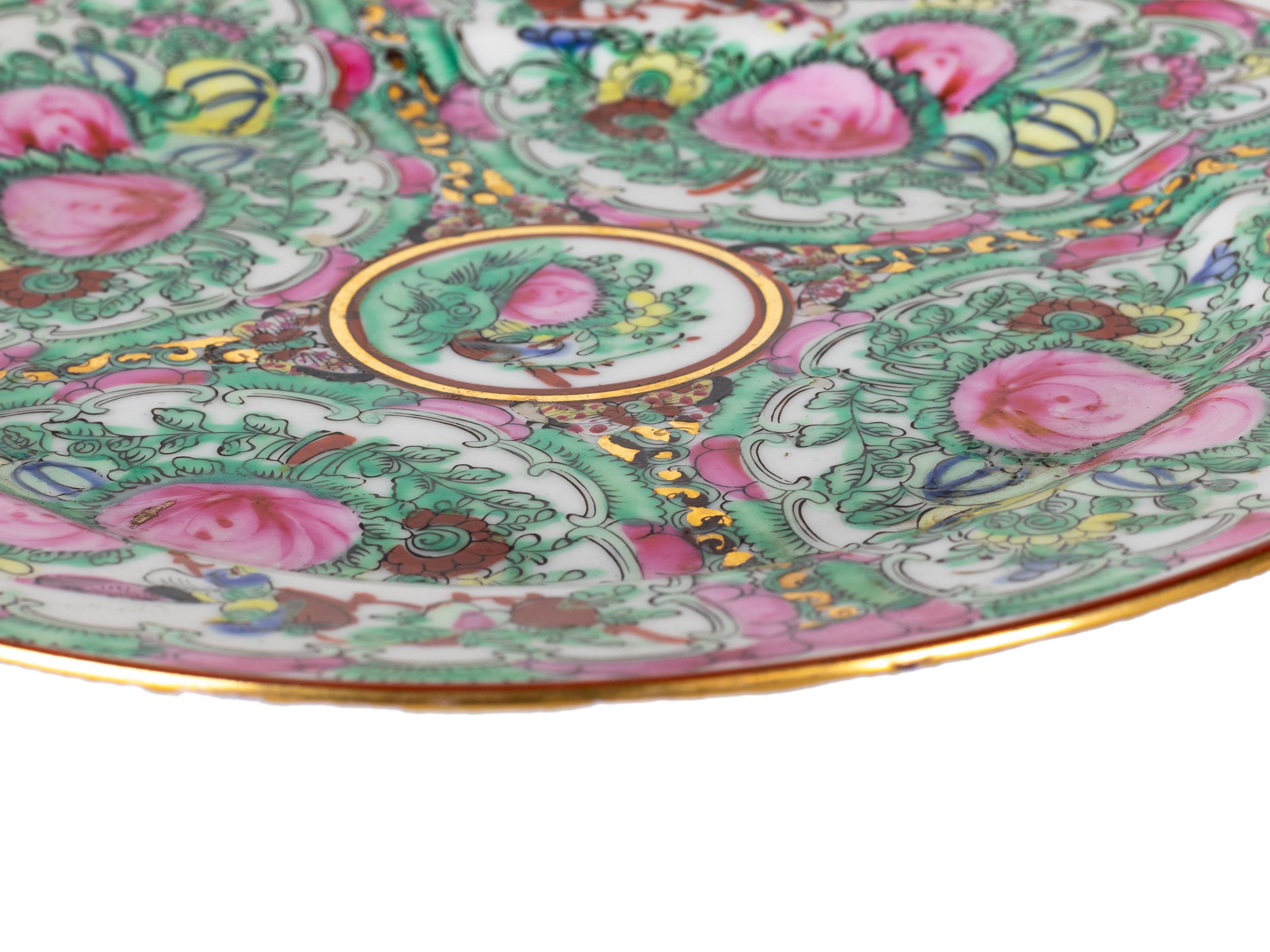 Chinesische Export Macau Porzellan kleine Platte mit der Marke mit rosa und grünen Farben, goldenen Rand und floralen Design.