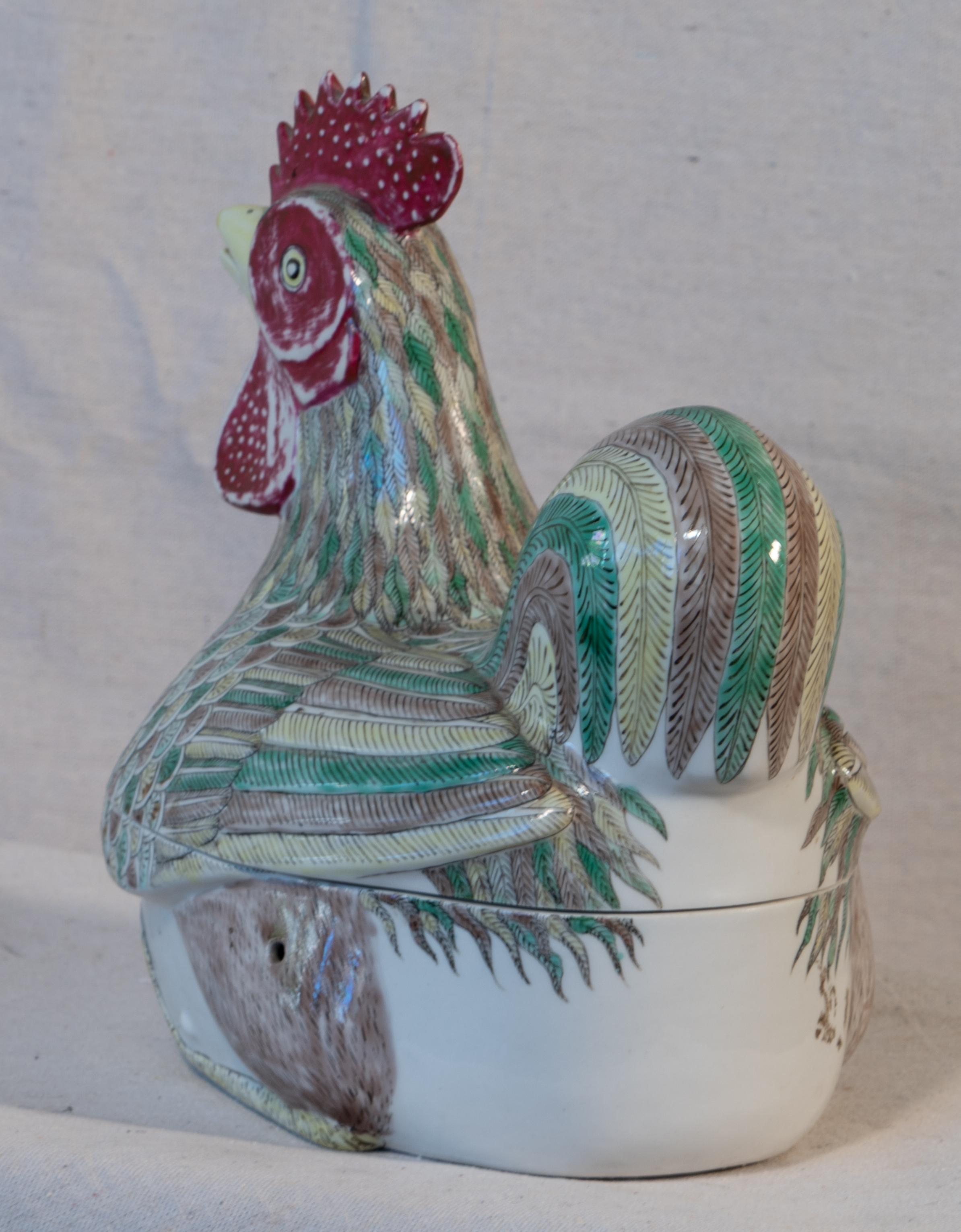 Ciotola coperta in porcellana cinese policroma a forma di gallo.
Ottimo dettaglio e separazione dei colori. Corpo in porcellana pesante.
Metà del XX secolo.