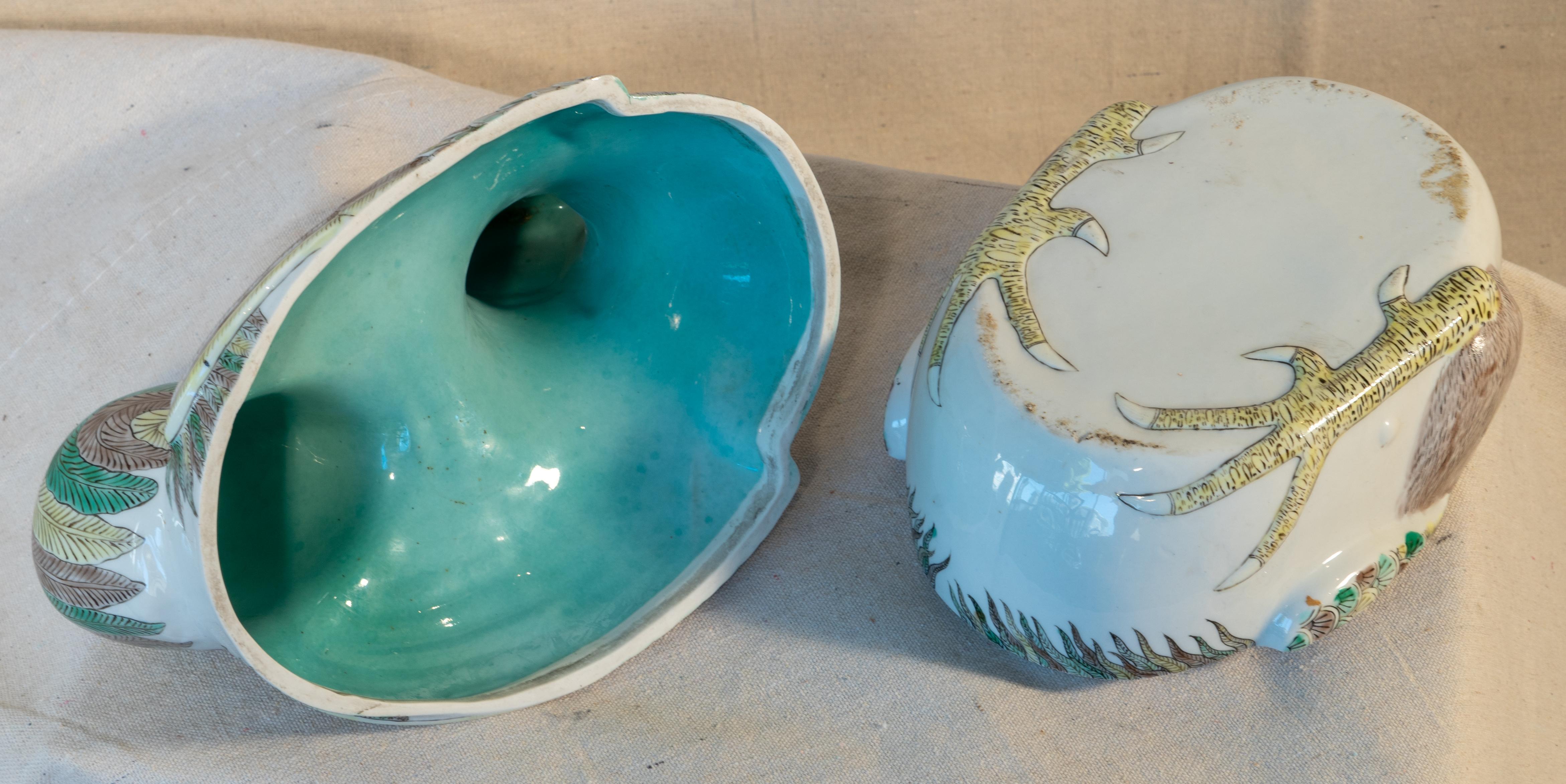 Milieu du XXe siècle Bol couvert en porcelaine chinoise polychrome en forme de coq en vente