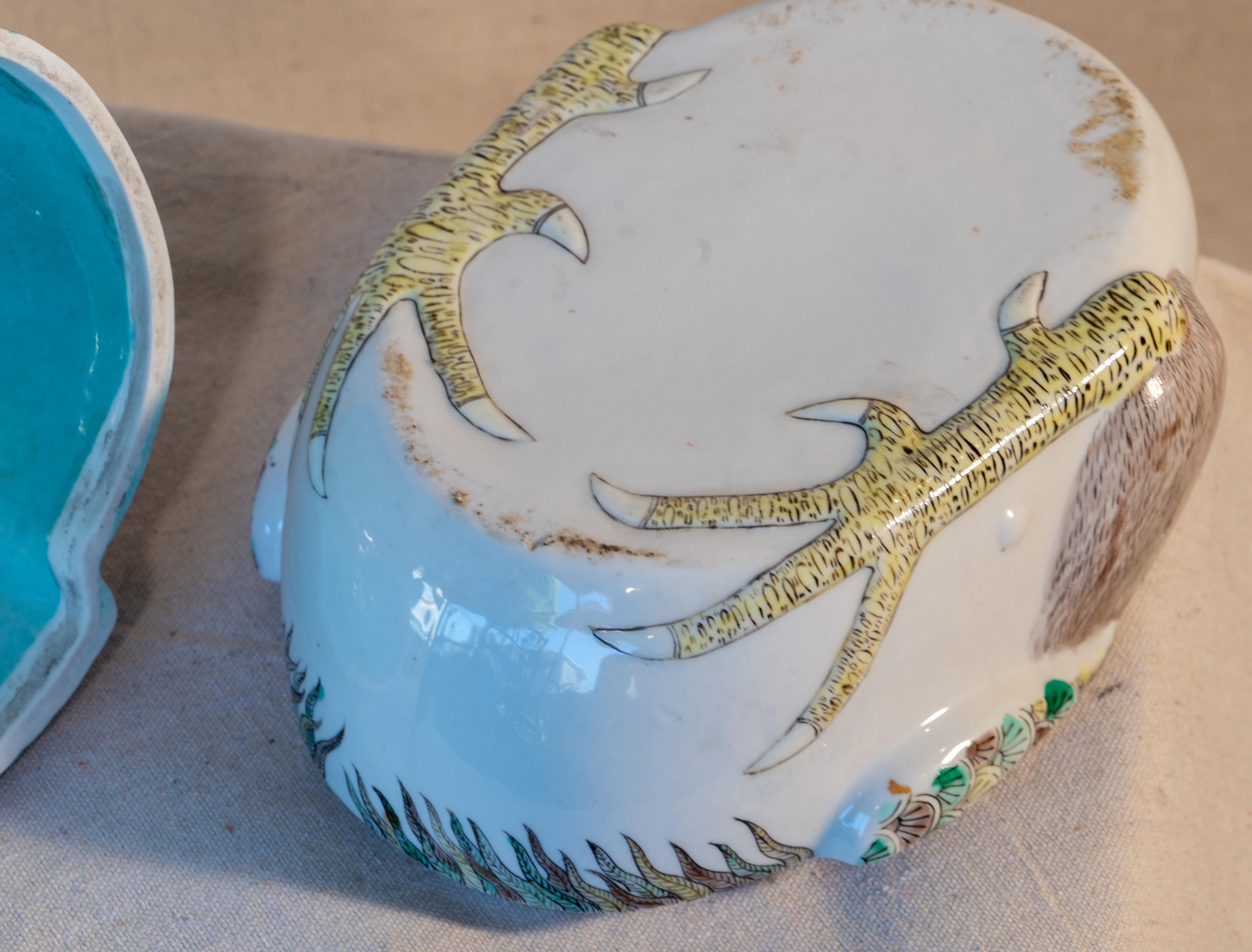 Polychrome Schale in Hahnenform aus chinesischem Porzellan mit Deckel (Emaille) im Angebot