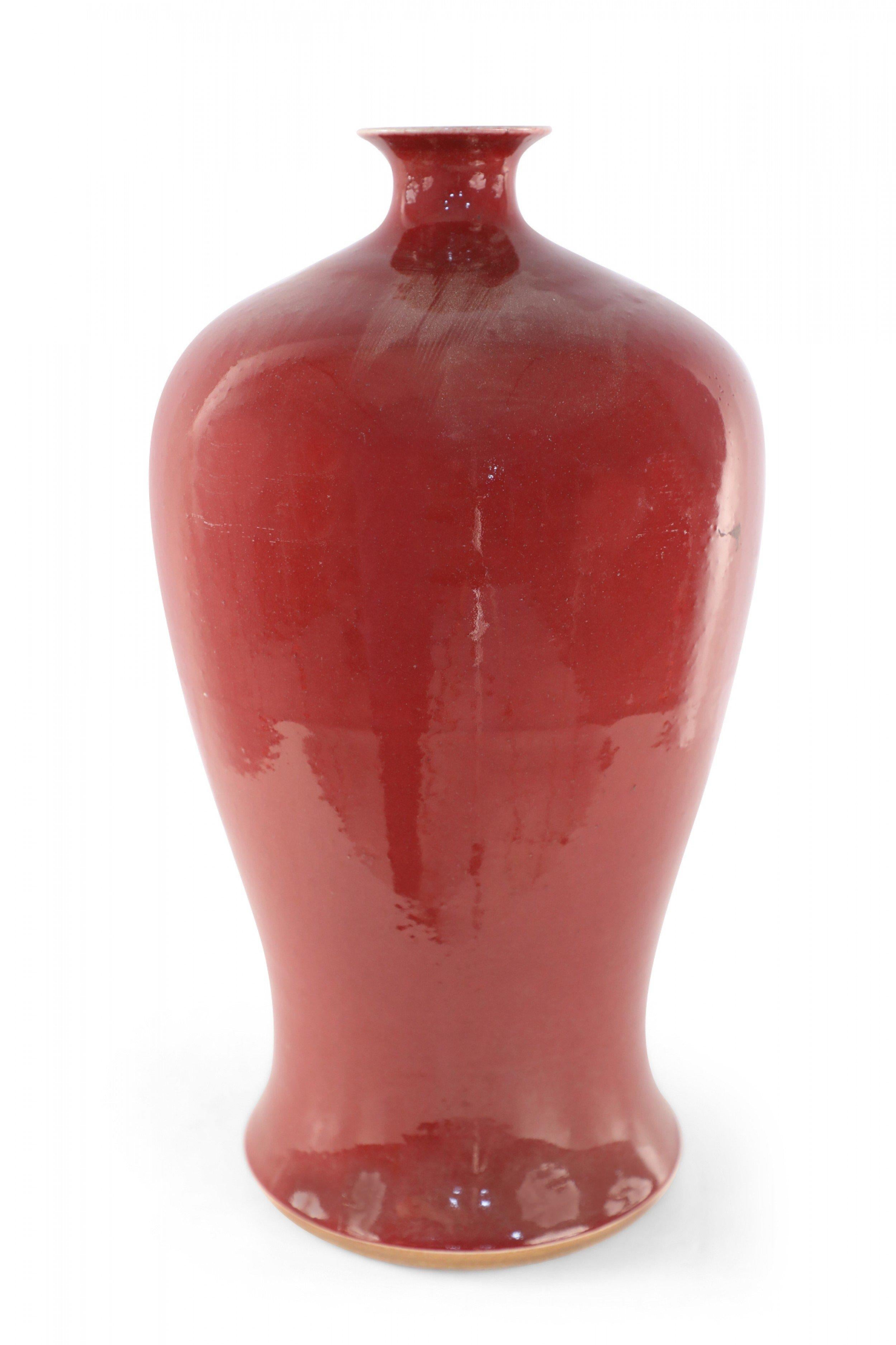 Vase Meiping en porcelaine chinoise avec une glaçure rouge grenade robuste.