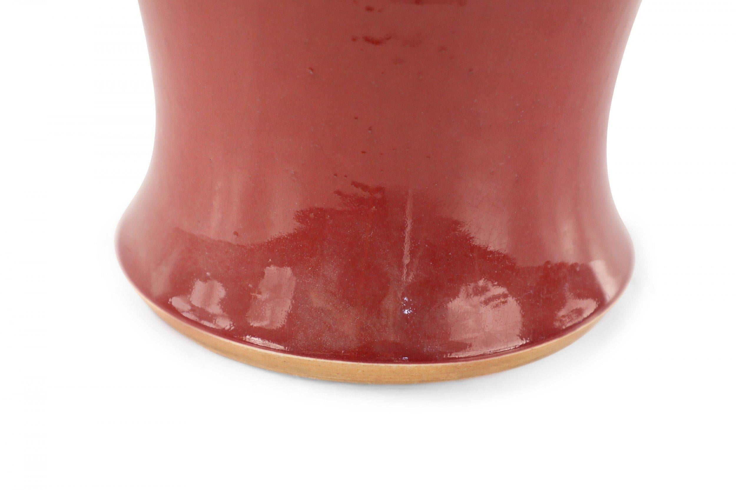 Exportation chinoise Vase Meiping en porcelaine chinoise verni rouge grenade en vente