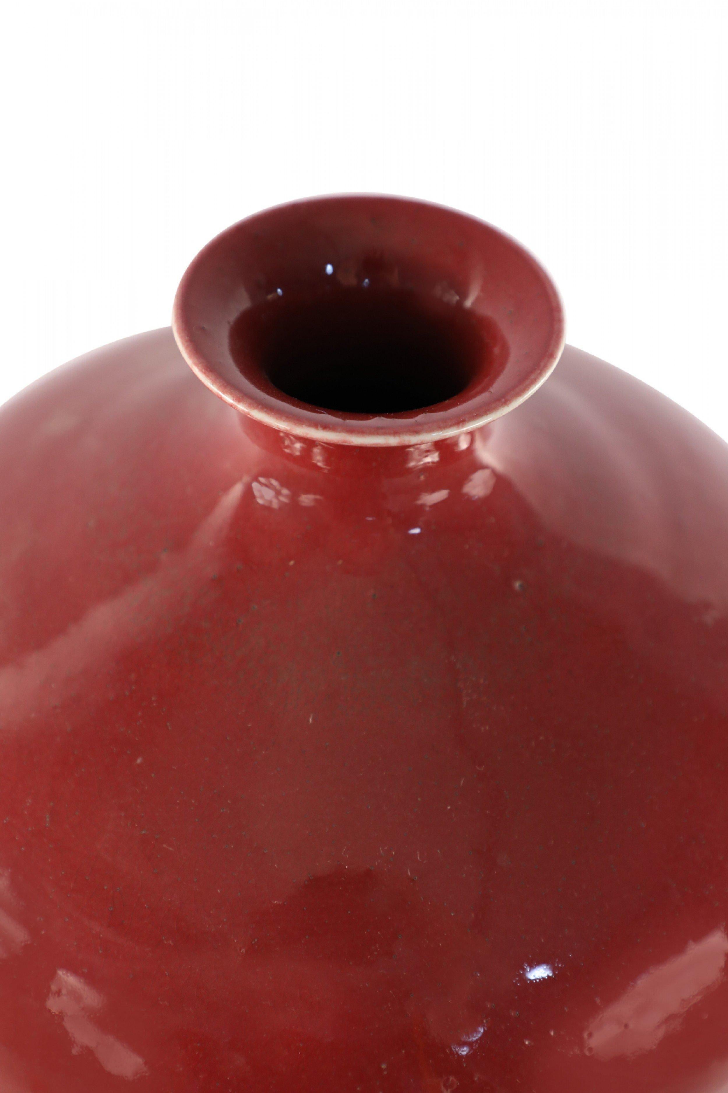 Chinois Vase Meiping en porcelaine chinoise verni rouge grenade en vente