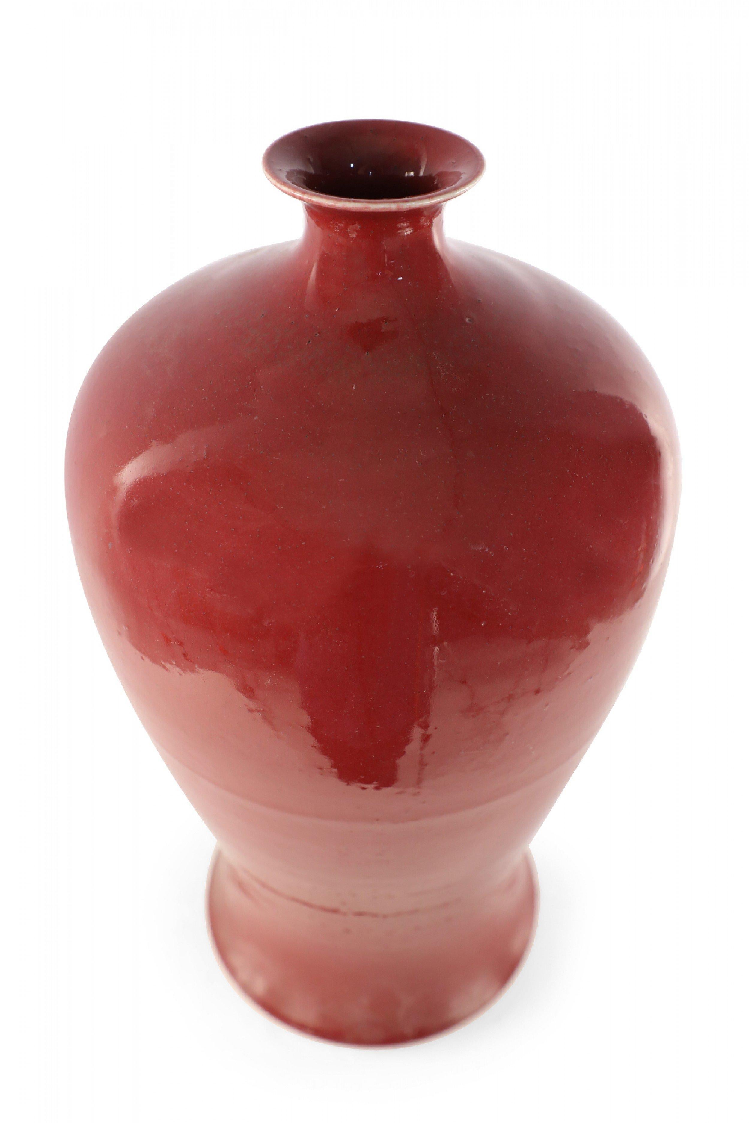 Vase Meiping en porcelaine chinoise verni rouge grenade Bon état - En vente à New York, NY