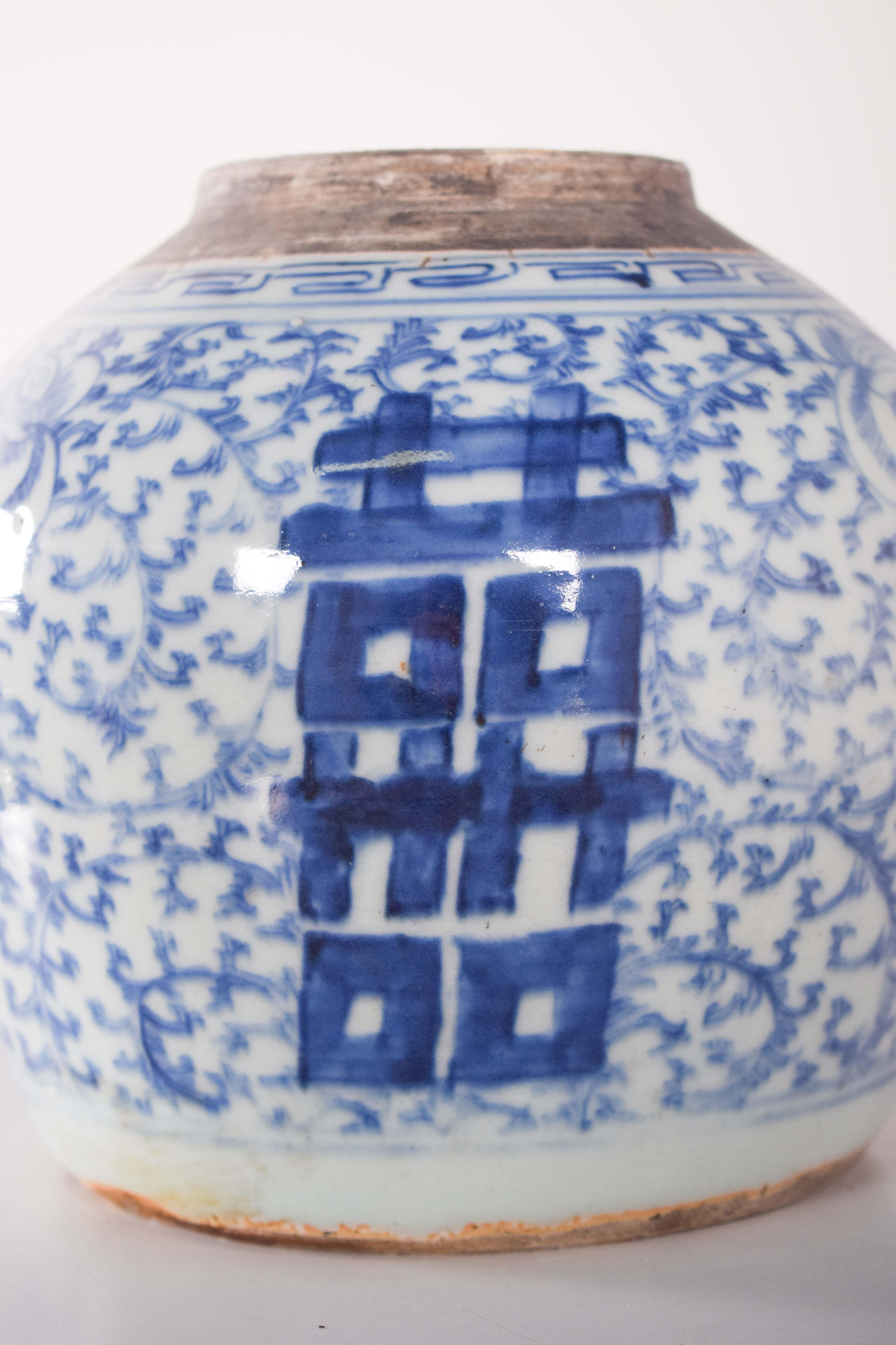 Pot en porcelaine chinoise sans couvercle pour l'exhortation. Décor bleu et blanc avec le symbole Shuangxi, idéogramme du 