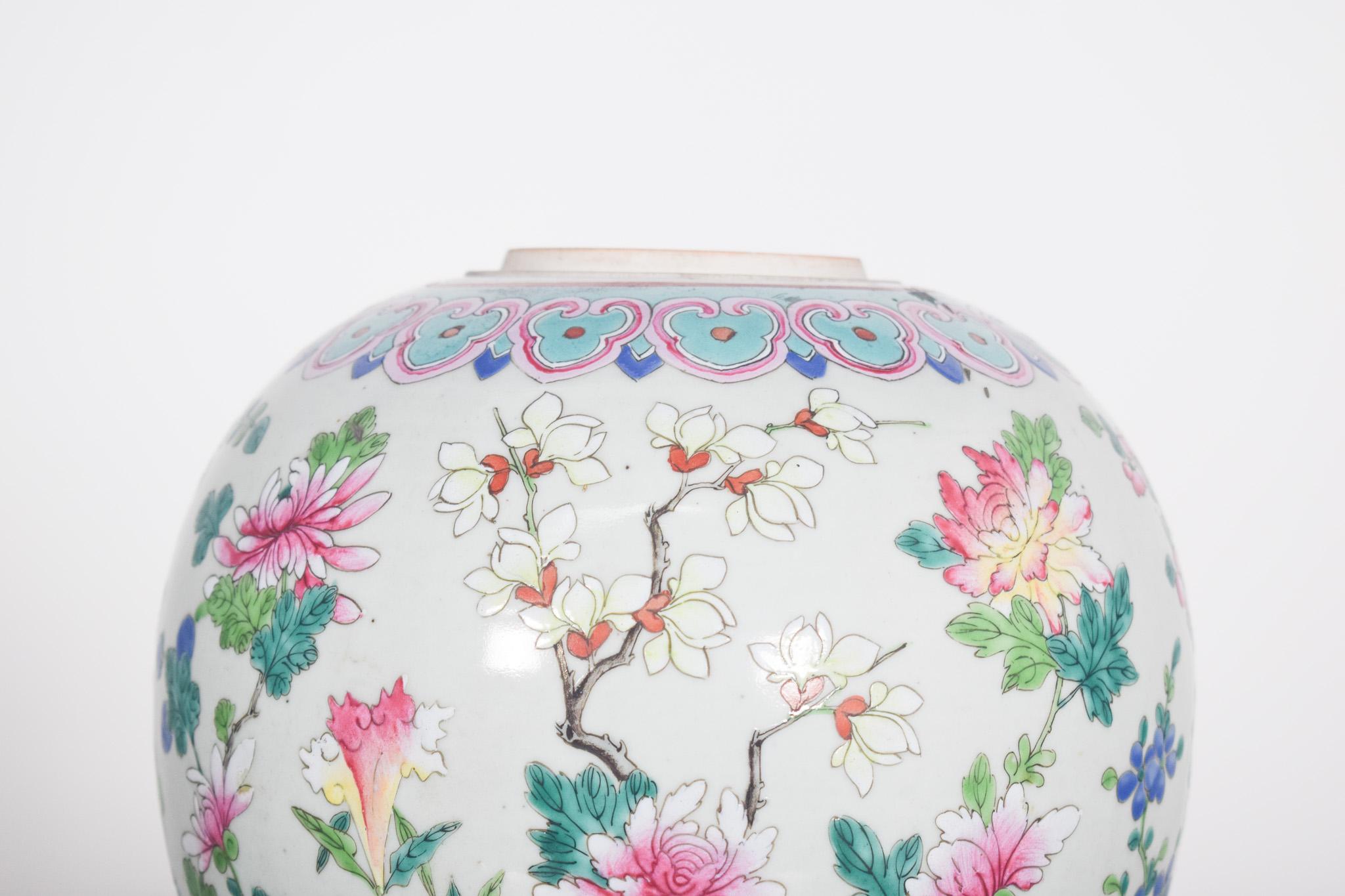 Olla de porcelana china con tapa. Decoración policromada, con motivos florales. Cerca de la base y la boquilla, decorado en tonos de azul marino, dinastía Qing, periodo Qianlong (1736-1795).
Los motivos florales, compuestos por flores como begonias,