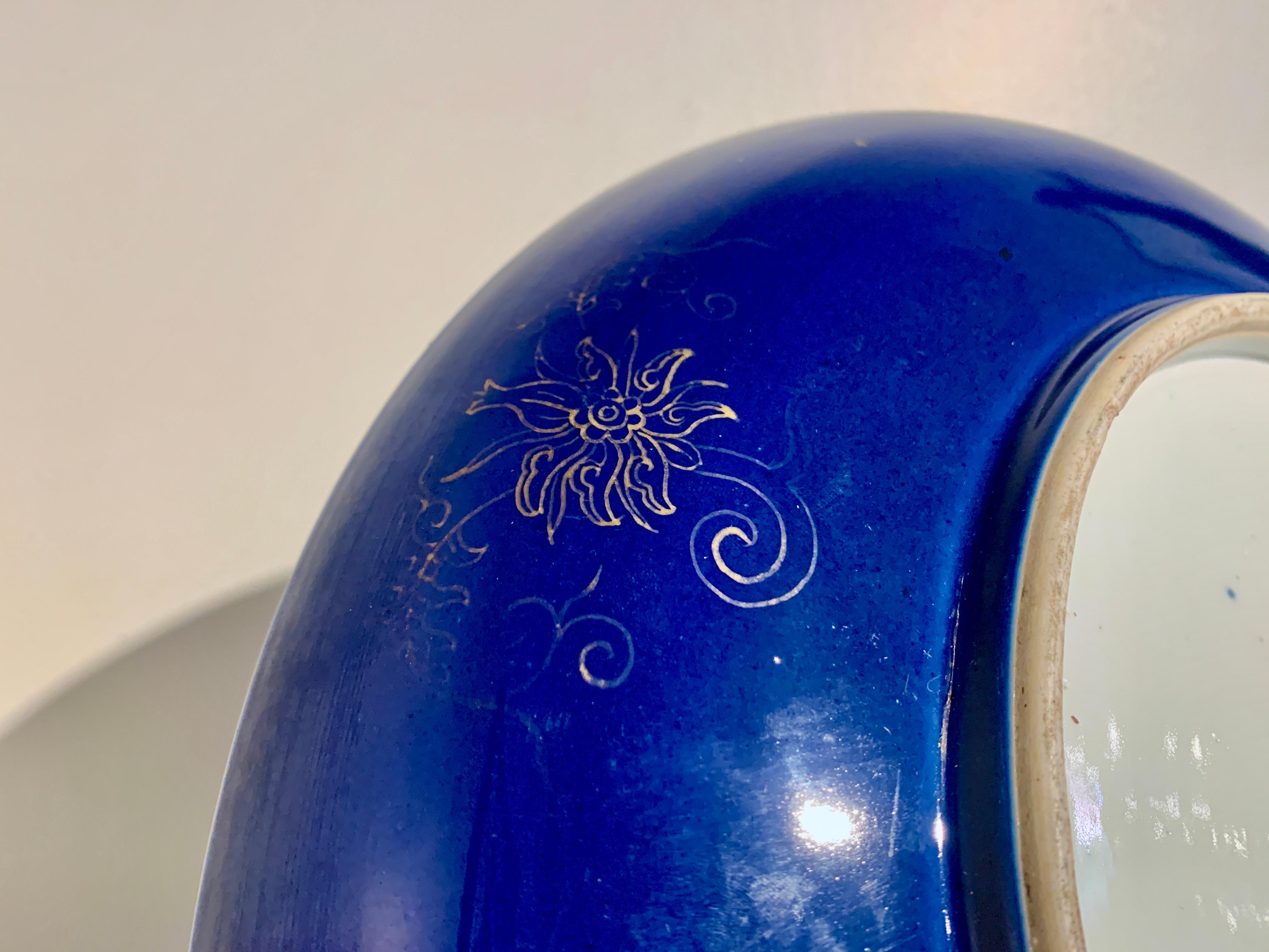 Chargeur à dragon en porcelaine chinoise bleu poudré et doré, fin de la dynastie Qing, Chine en vente 5