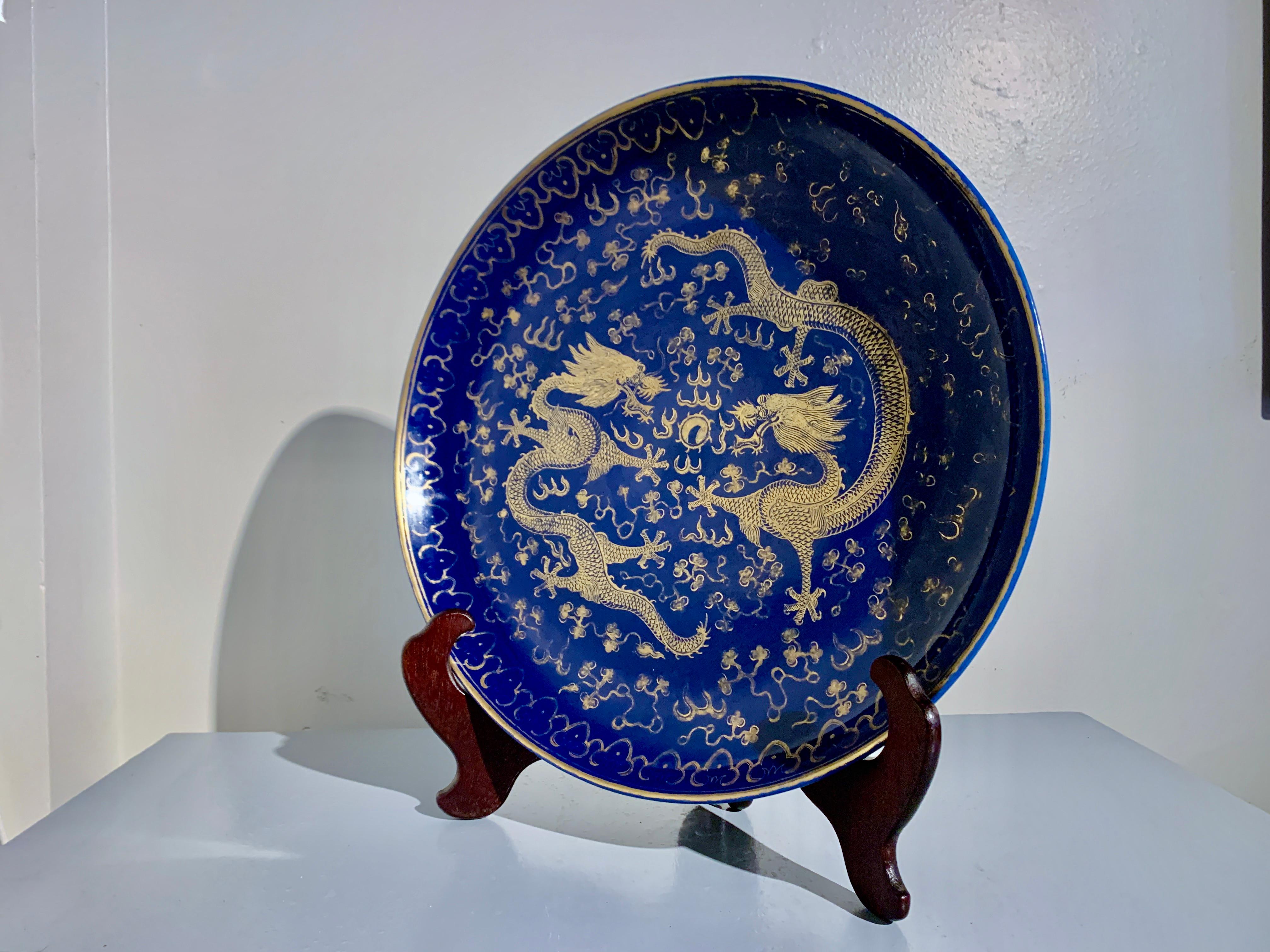 Chinesisches Porzellan Puderblauer vergoldeter Drache Charger, späte Qing Dynasty, China (Qing-Dynastie) im Angebot