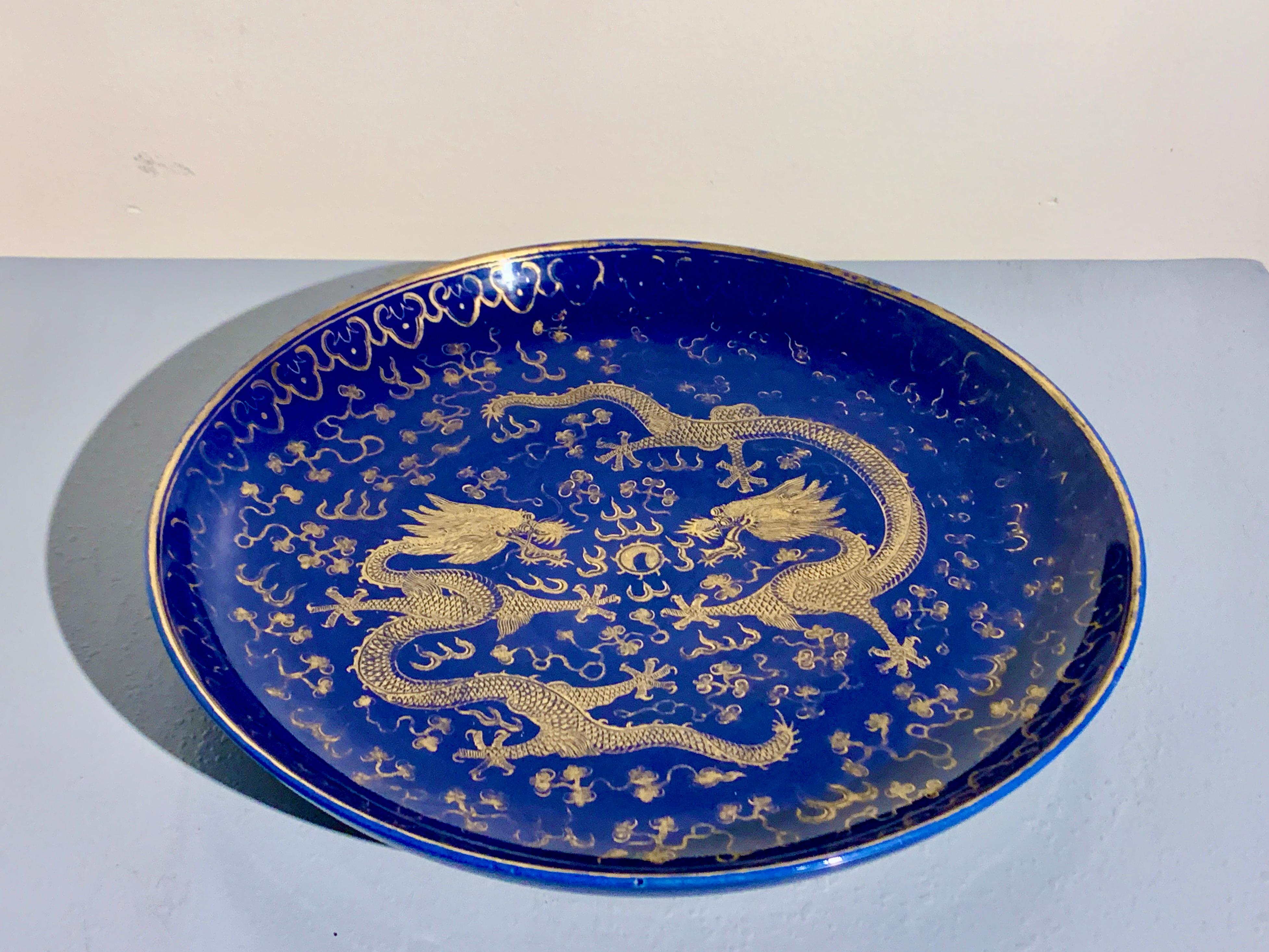 Chinesisches Porzellan Puderblauer vergoldeter Drache Charger, späte Qing Dynasty, China (Vergoldet) im Angebot
