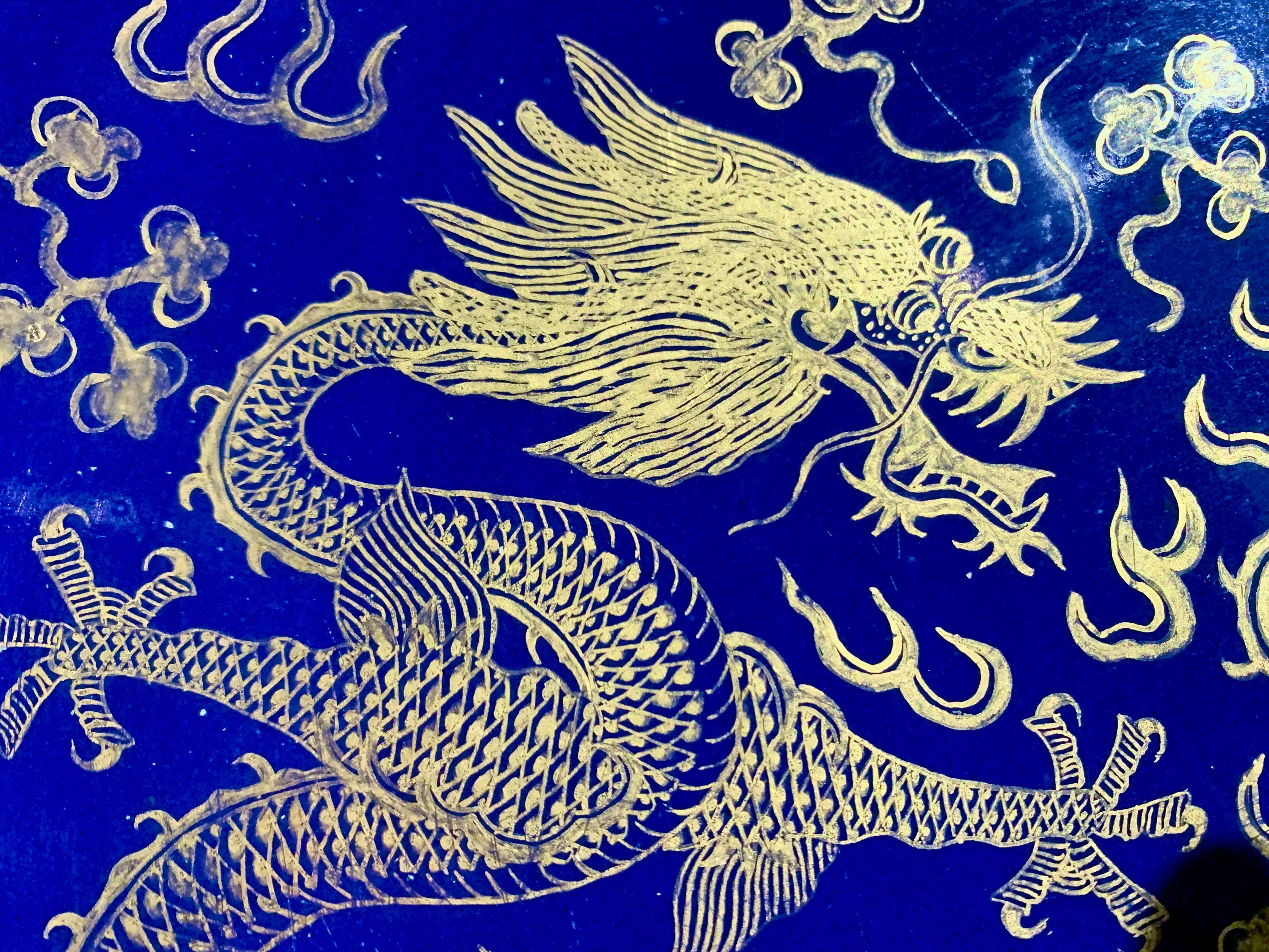 Début du 20ème siècle Chargeur à dragon en porcelaine chinoise bleu poudré et doré, fin de la dynastie Qing, Chine en vente