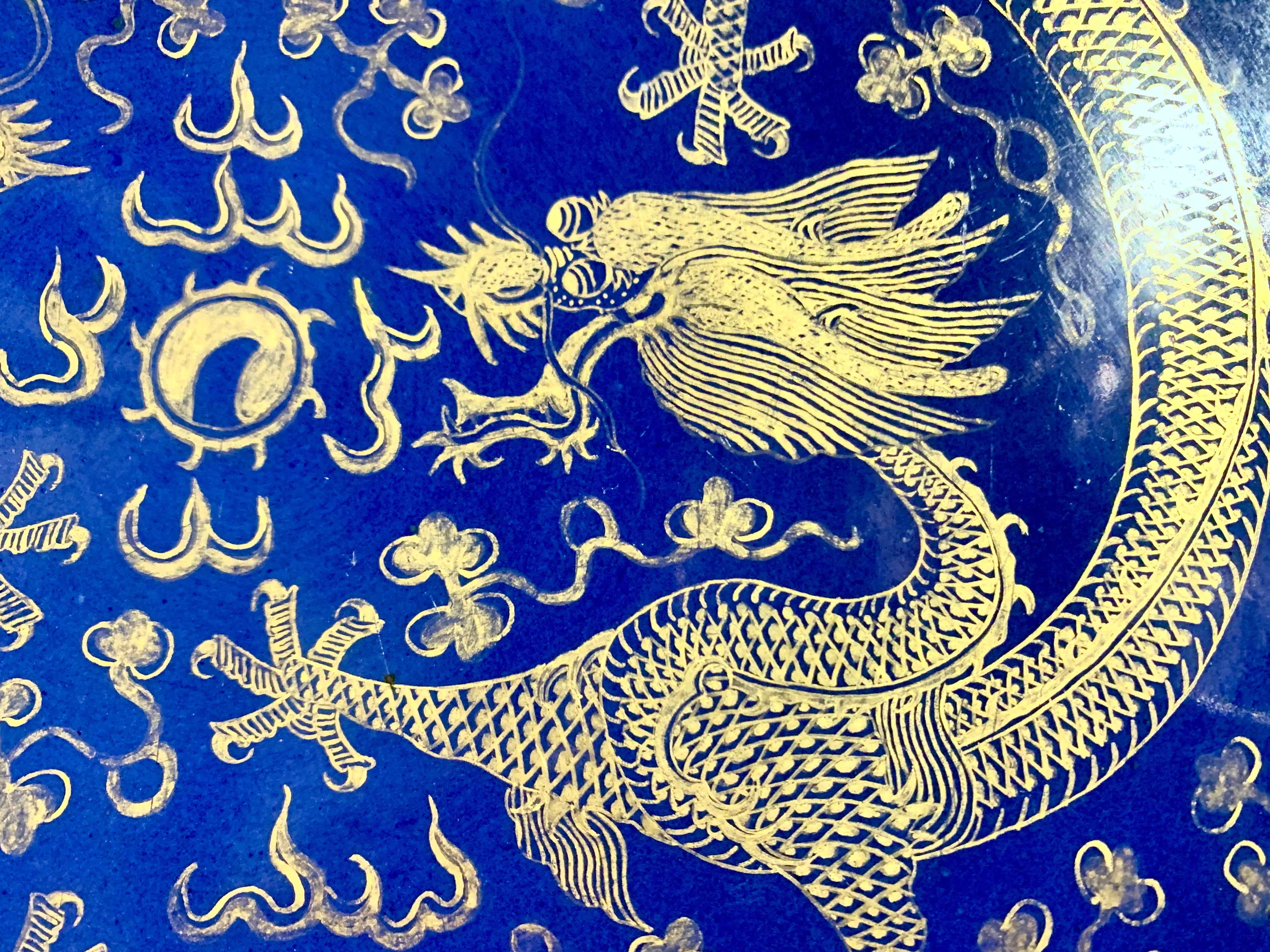 Porcelaine Chargeur à dragon en porcelaine chinoise bleu poudré et doré, fin de la dynastie Qing, Chine en vente