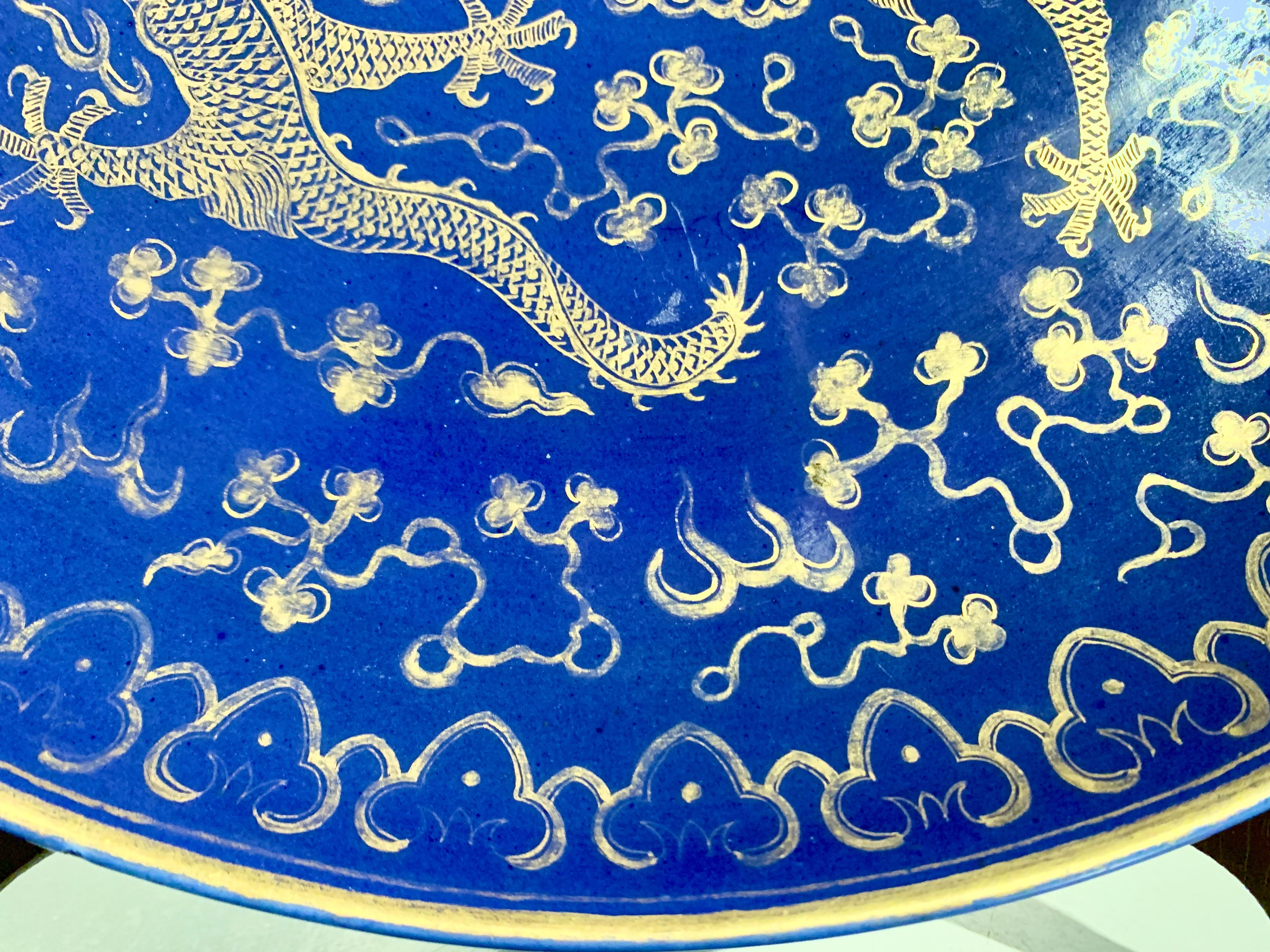 Chargeur à dragon en porcelaine chinoise bleu poudré et doré, fin de la dynastie Qing, Chine en vente 1