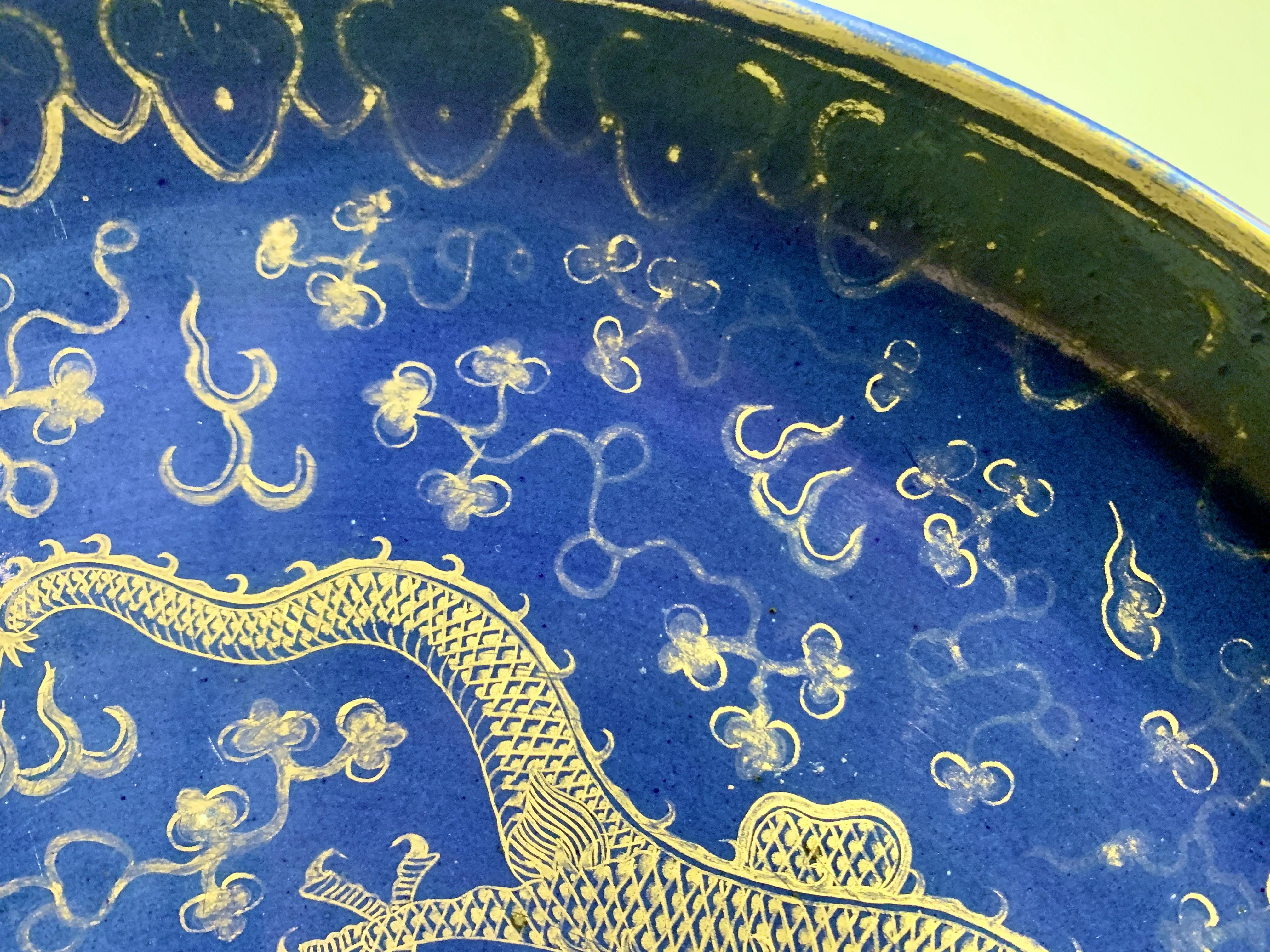 Chinesisches Porzellan Puderblauer vergoldeter Drache Charger, späte Qing Dynasty, China im Angebot 3