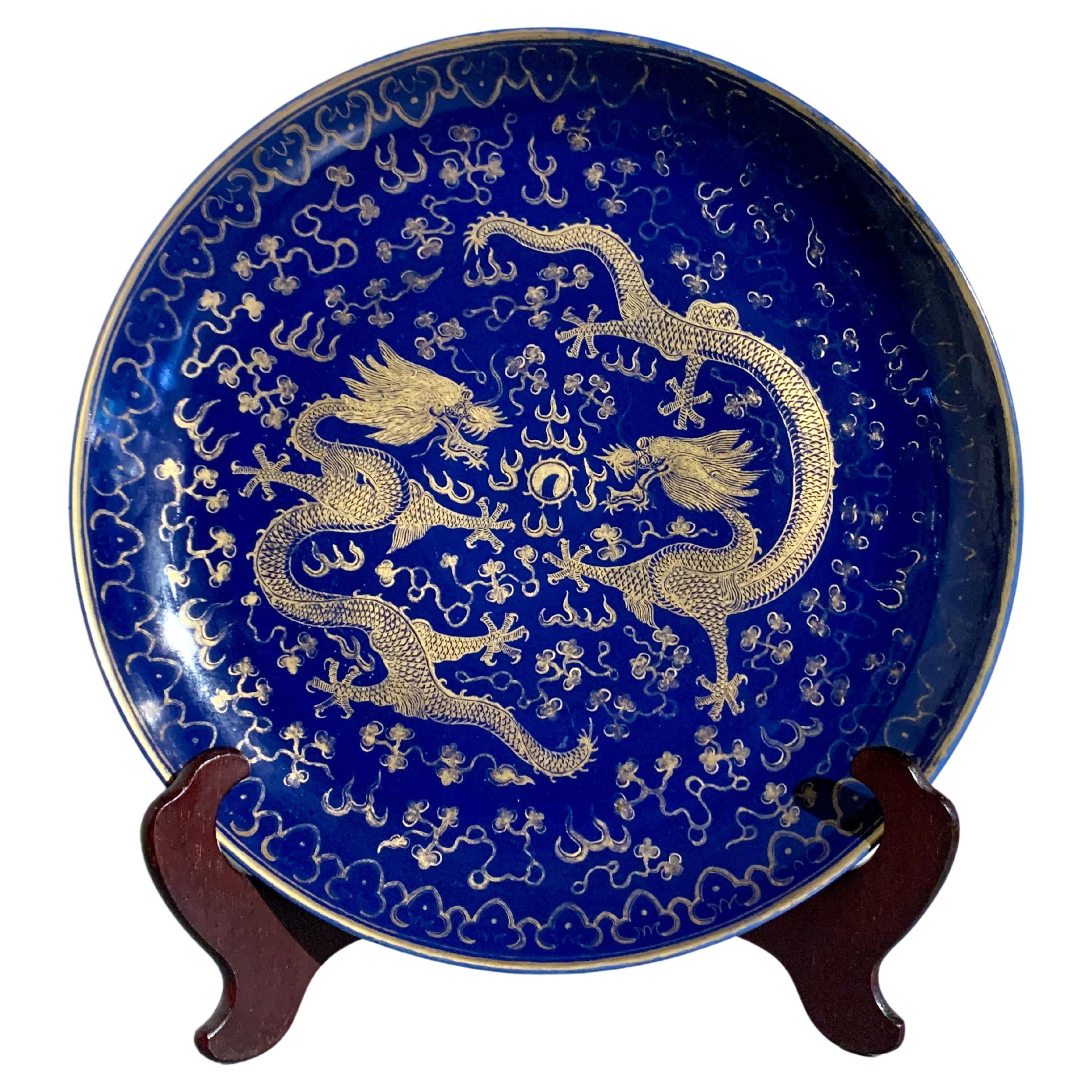 Cargador de dragón dorado de porcelana china azul polvo, Dinastía Qing tardía, China en venta