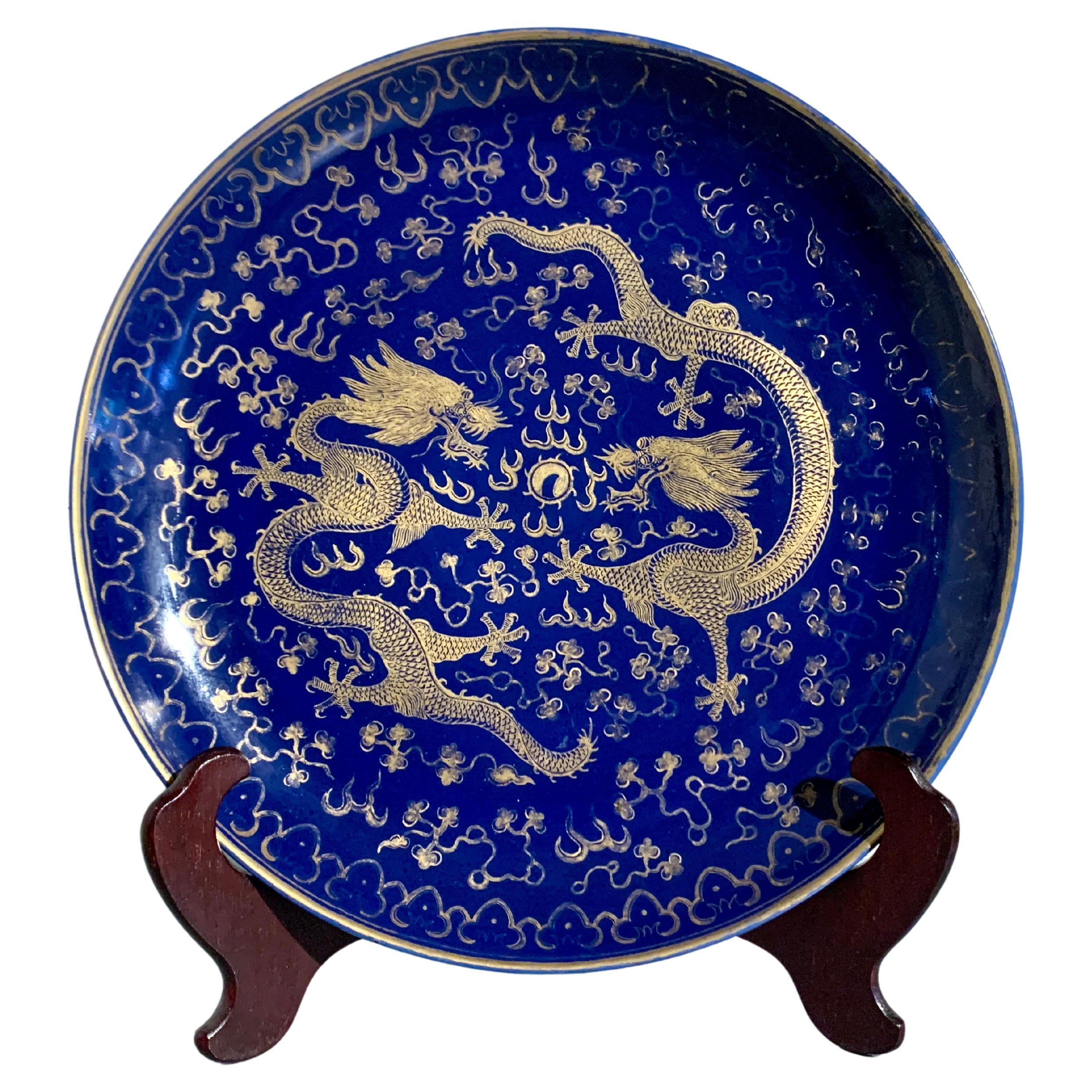 Chargeur à dragon en porcelaine chinoise bleu poudré et doré, fin de la dynastie Qing, Chine en vente