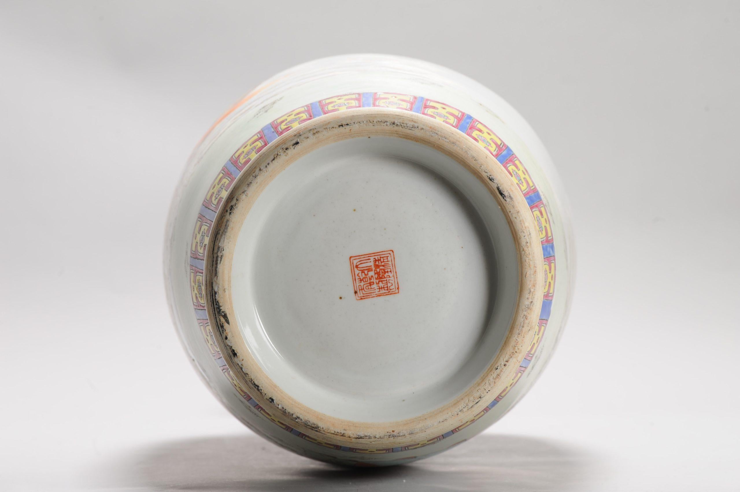 Un vaso molto grande. Risale agli anni 1970-1980. Grande decorazione.

Informazioni aggiuntive:
Materiale: Porcellana e ceramica
Regione di origine: Cina
Periodo della dinastia cinesePRoC (1949 - oggi)
Condit: 1 riga nel corpo. 
Dimensioni: 63 H. cm