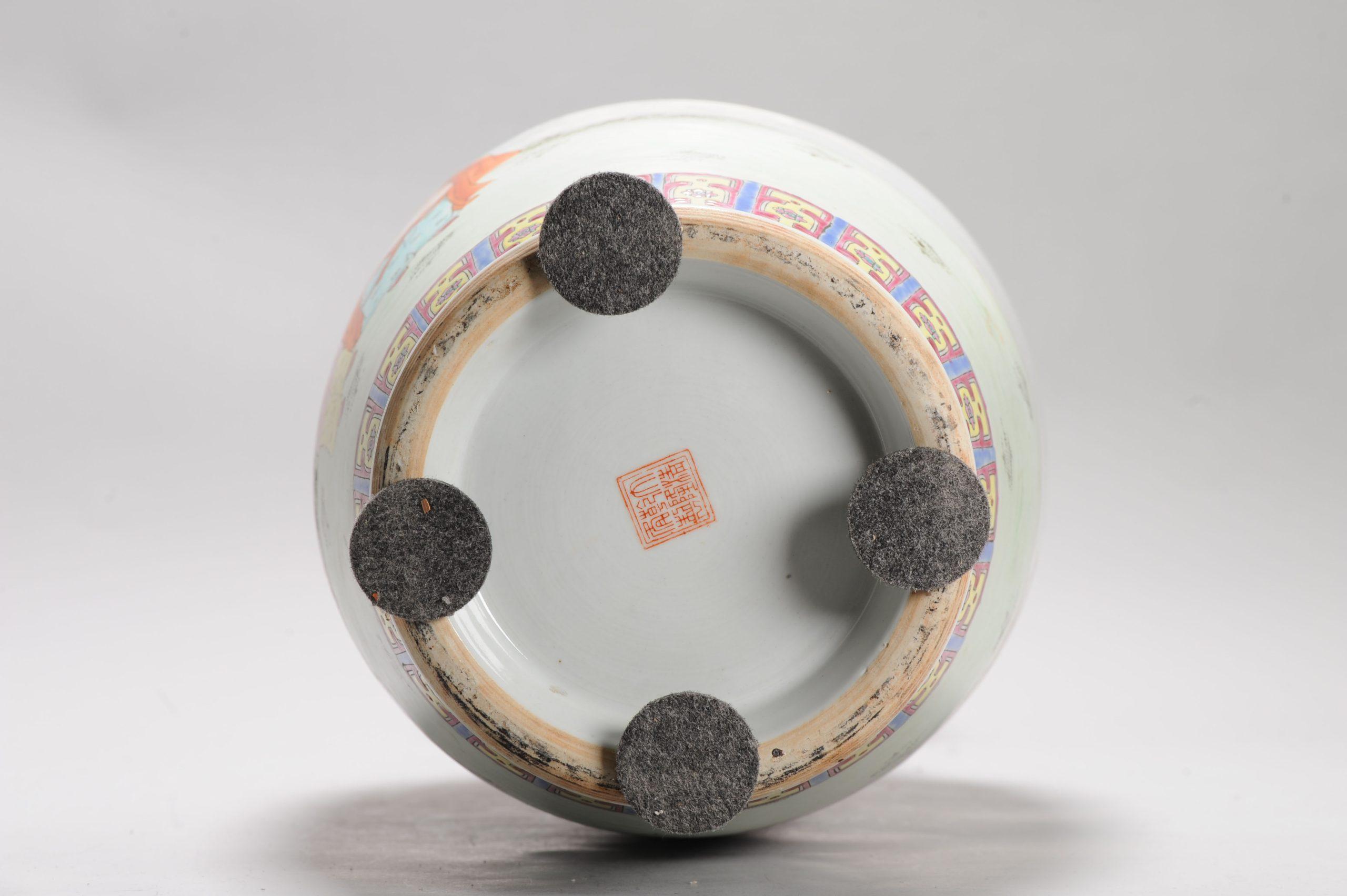 Un vaso molto grande. Risale agli anni 1970-1980. Grande decorazione.

Informazioni aggiuntive:
Materiale: Porcellana e ceramica
Regione di origine: Cina
Periodo della dinastia cinese: PRoC (1949 - oggi)
Condizioni: Perfetto
Dimensioni: 63 H. cm