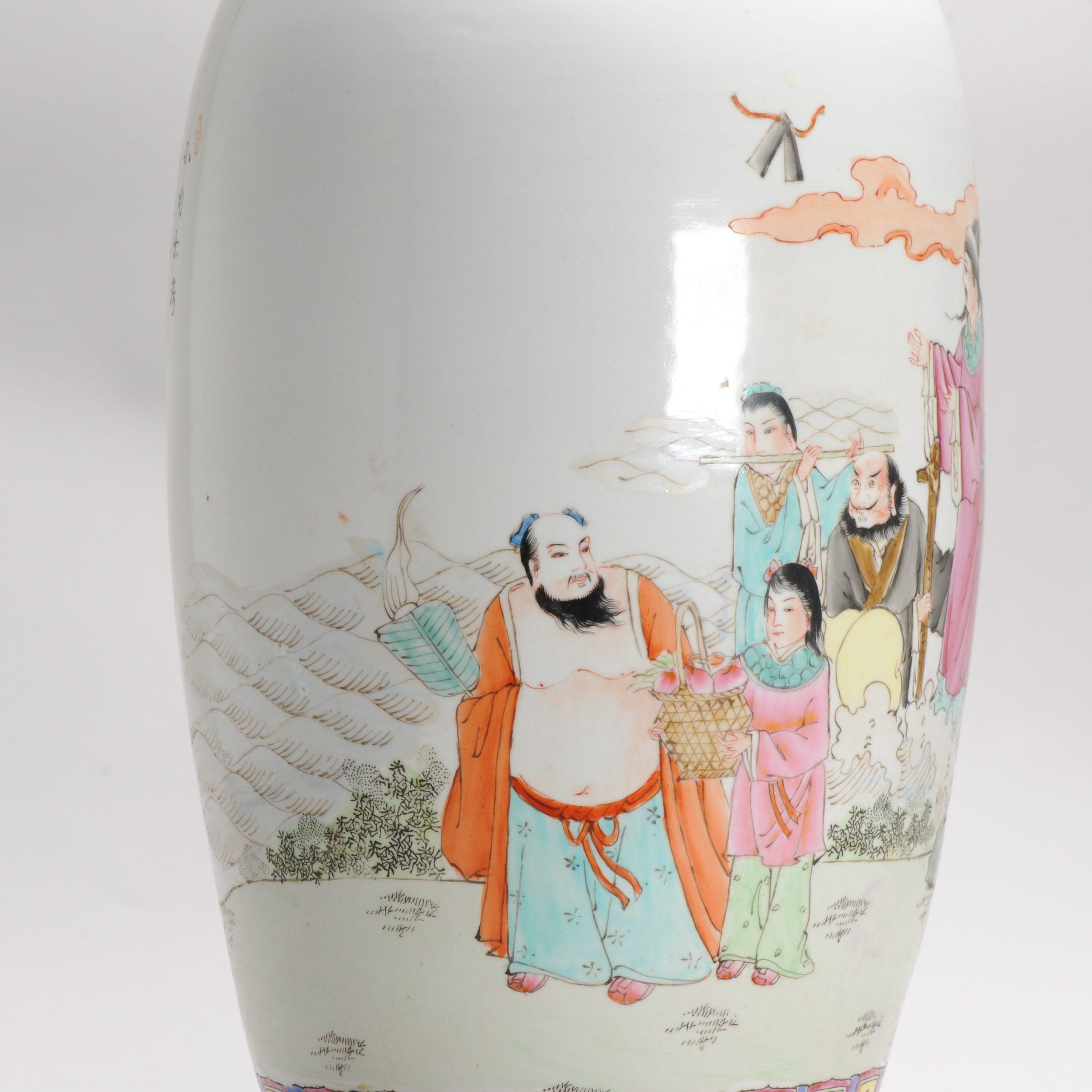 Vaso di porcellana cinese ProC Immortali marchio Qianlong, grande anni '70/'80 In condizioni buone in vendita a Amsterdam, Noord Holland