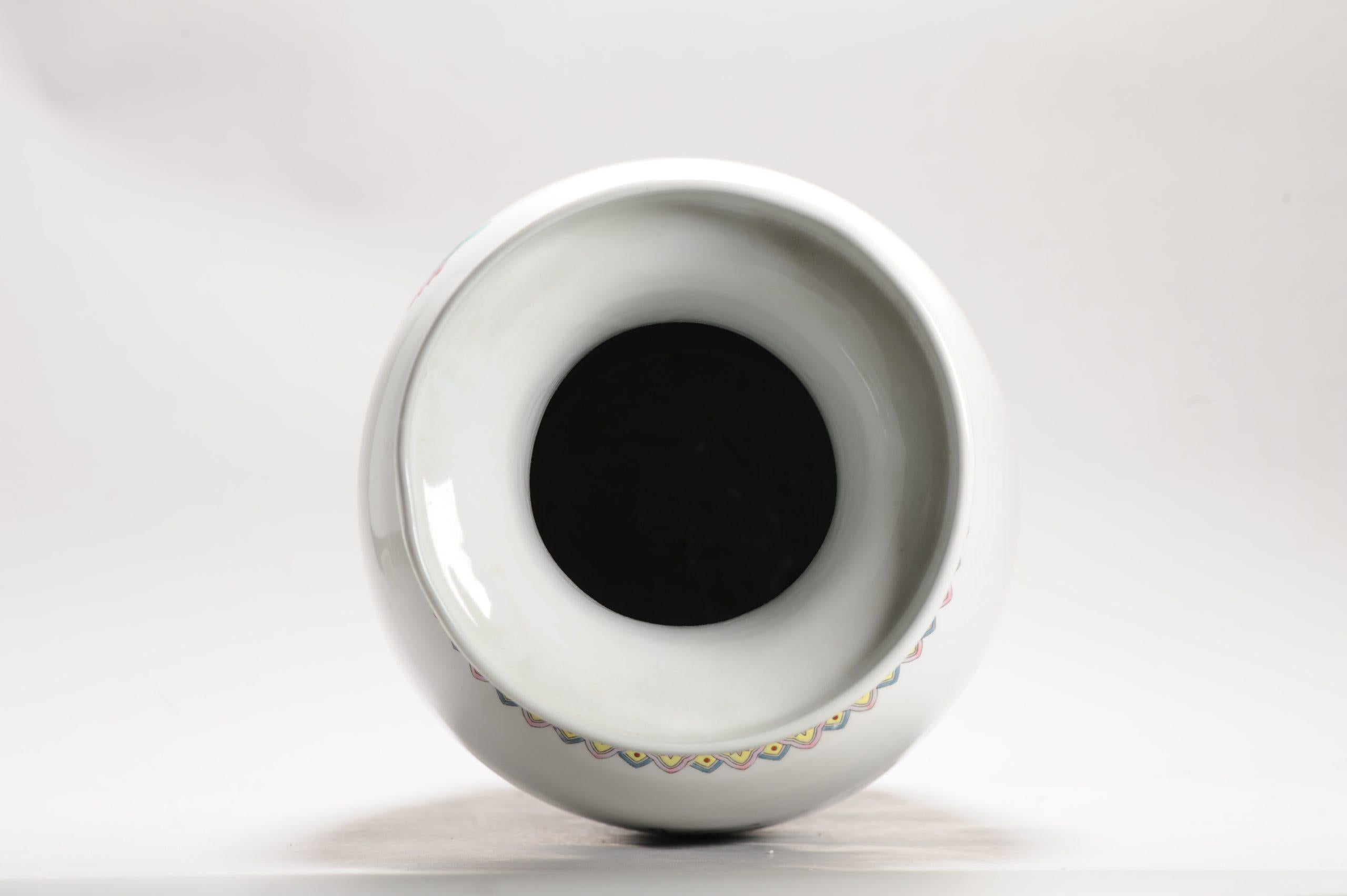Vaso di porcellana cinese ProC Immortali marchio Qianlong, grande anni '70/'80 In condizioni buone in vendita a Amsterdam, Noord Holland
