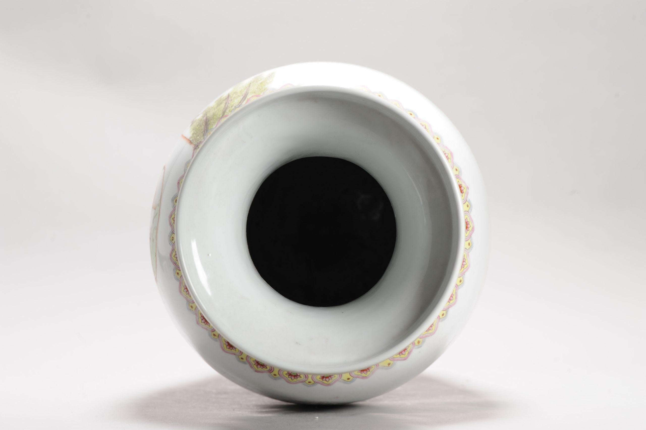 Un vaso molto grande. Risale agli anni 1970-1980. Grande decorazione.

Informazioni aggiuntive:
Materiale: Porcellana e ceramica
Regione di origine: Cina
Periodo della dinastia cinese: PRoC (1949 - oggi)
Condit: 1 riga nel corpo. 
Dimensioni: 61 H.