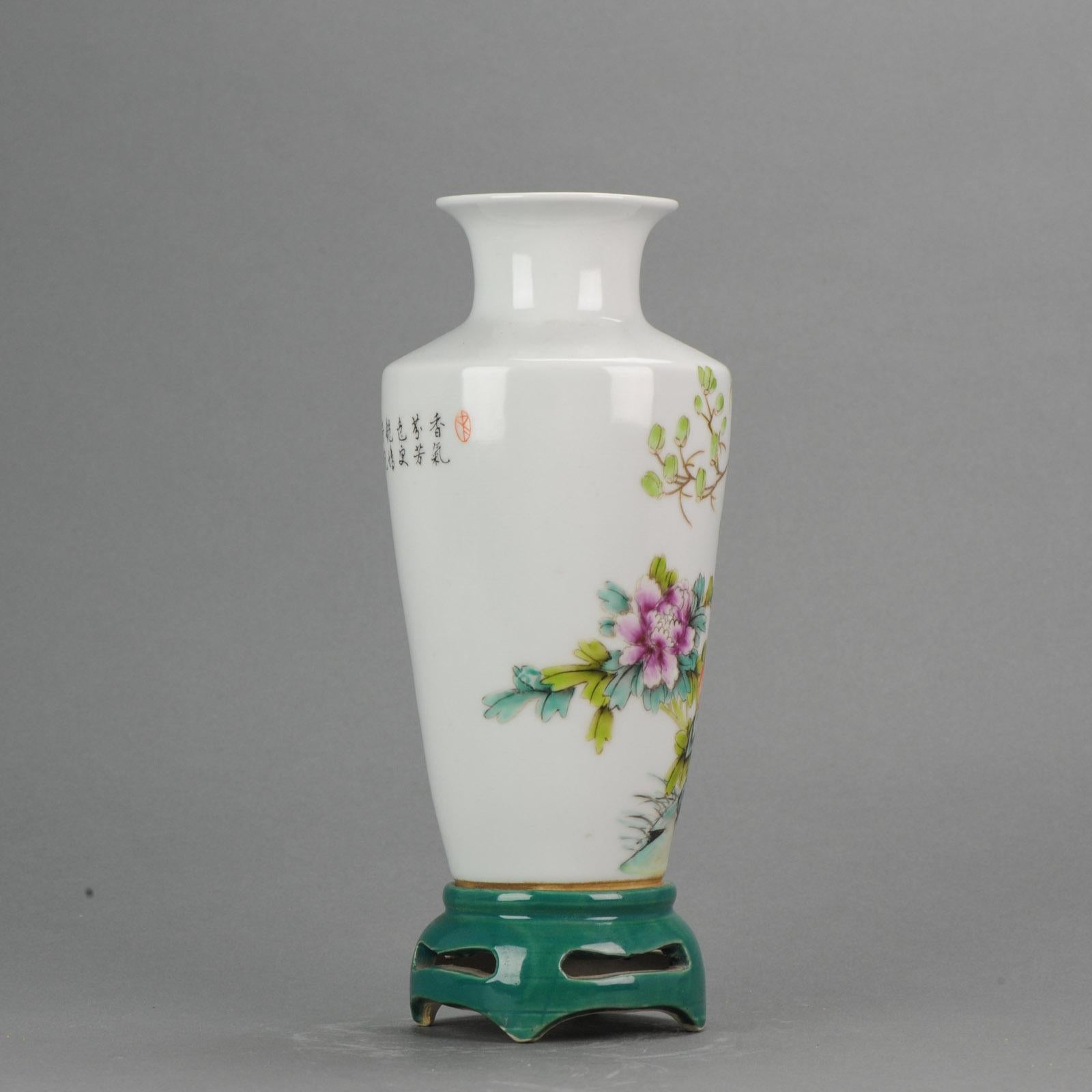 A very nicely decorated Vase with a scene of roosters in a garden.

The is a special vase, The vase is 'loose' from the green standard. Not really loose but has a little room to move (check pictures). Not sure what the purpose of this is but it's