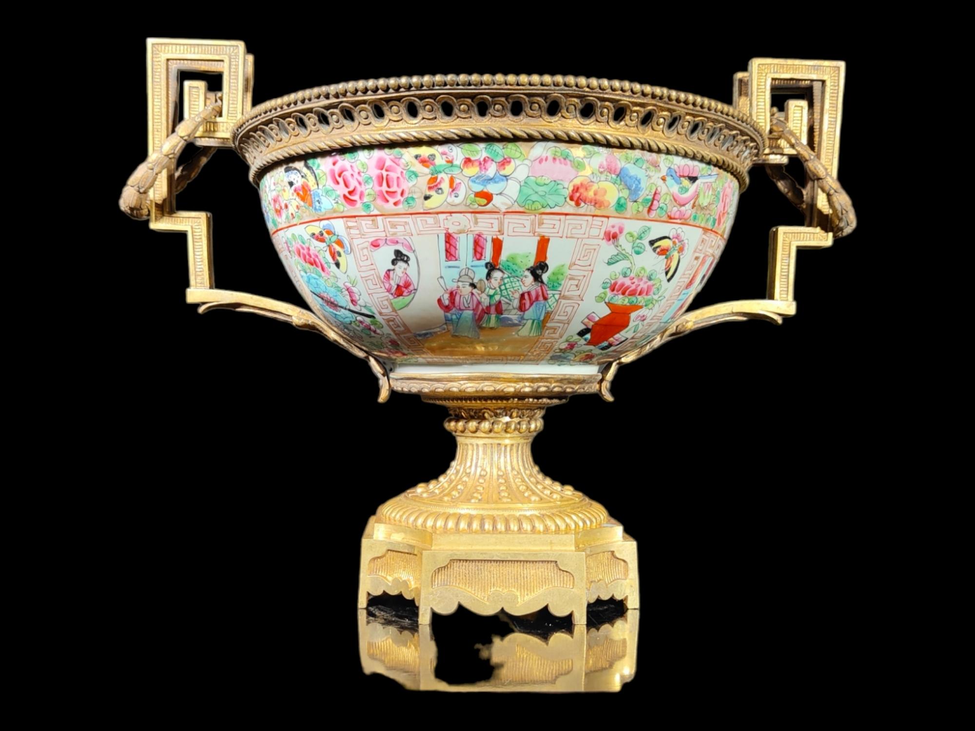 Chinese Porcelain Punch Bowl 19th Century For Sale 7