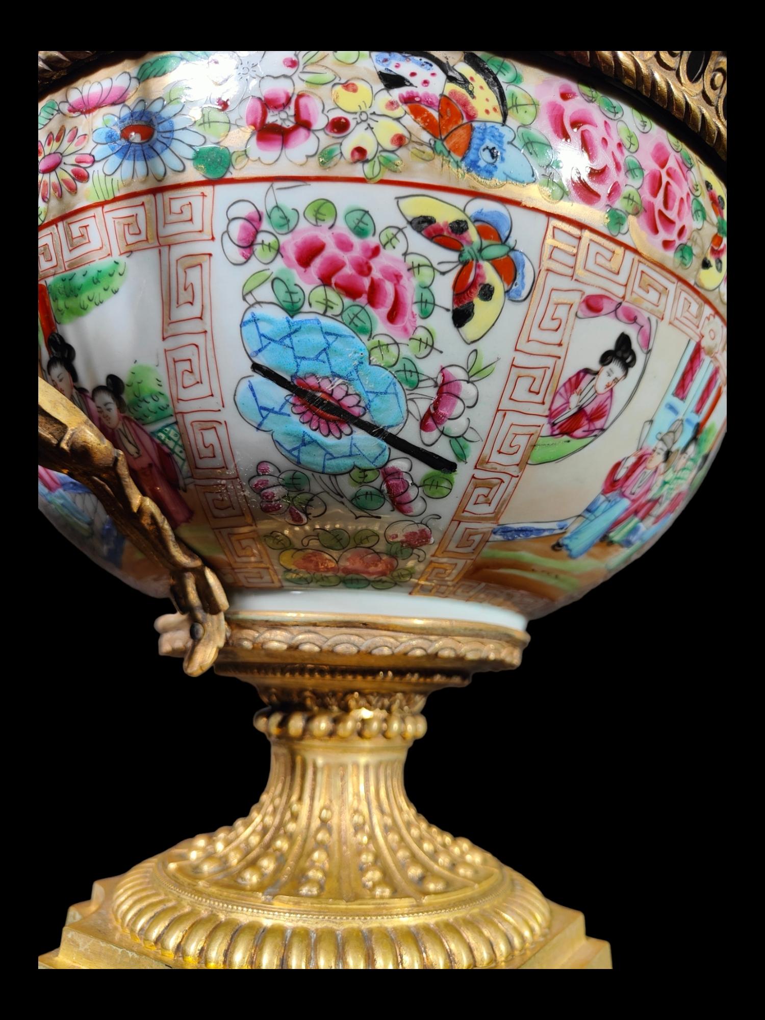 Bol à punch en porcelaine chinoise 19e siècle
Grand bol en porcelaine chinoise pour l'exportation, monté en bronze doré, du 19e siècle. La porcelaine est en excellent état, sans cassure ni défaut. Dimensions : 42x34x32 cm.