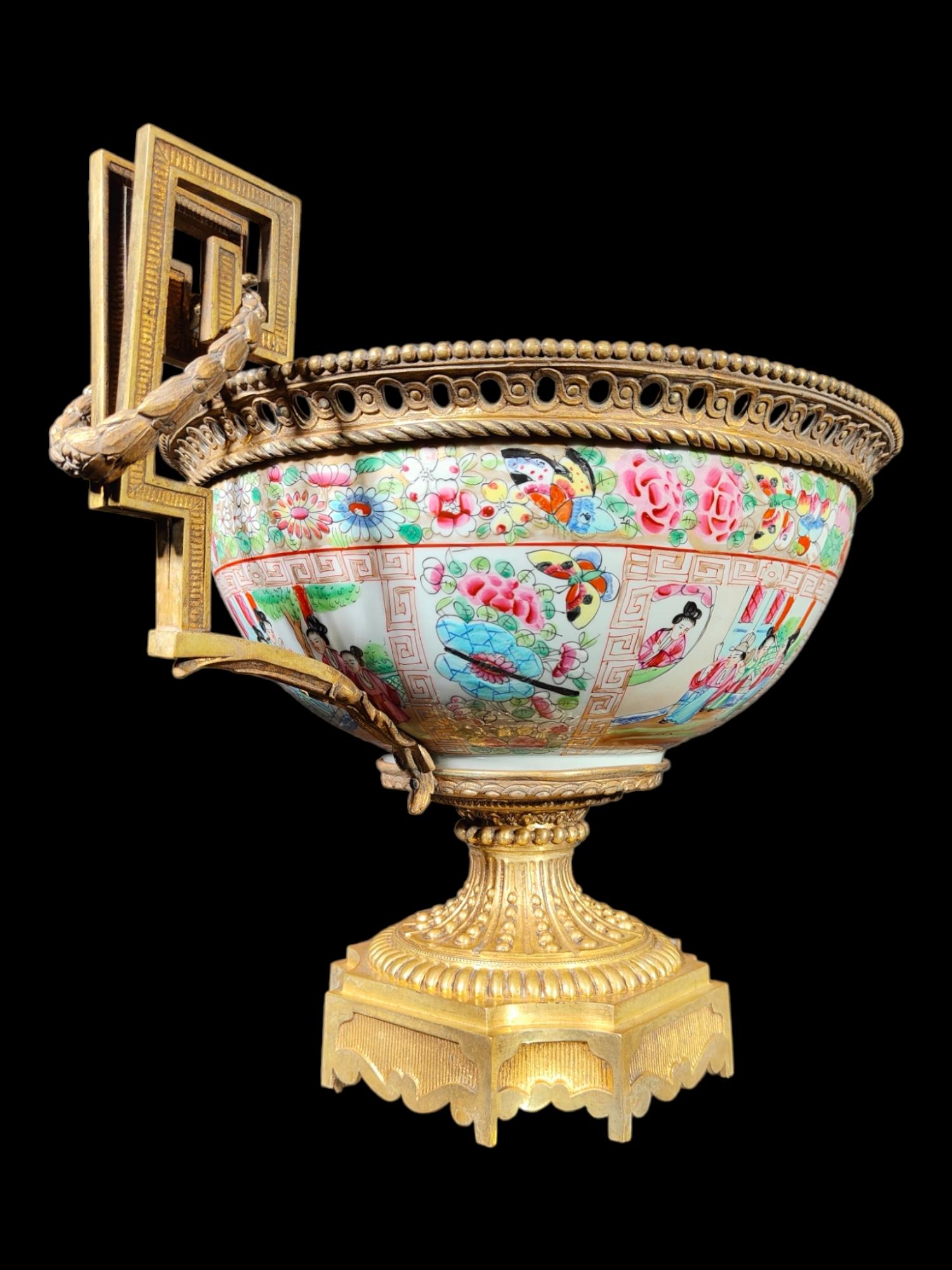 Chinese Porcelain Punch Bowl 19th Century In Excellent Condition For Sale In Madrid, ES