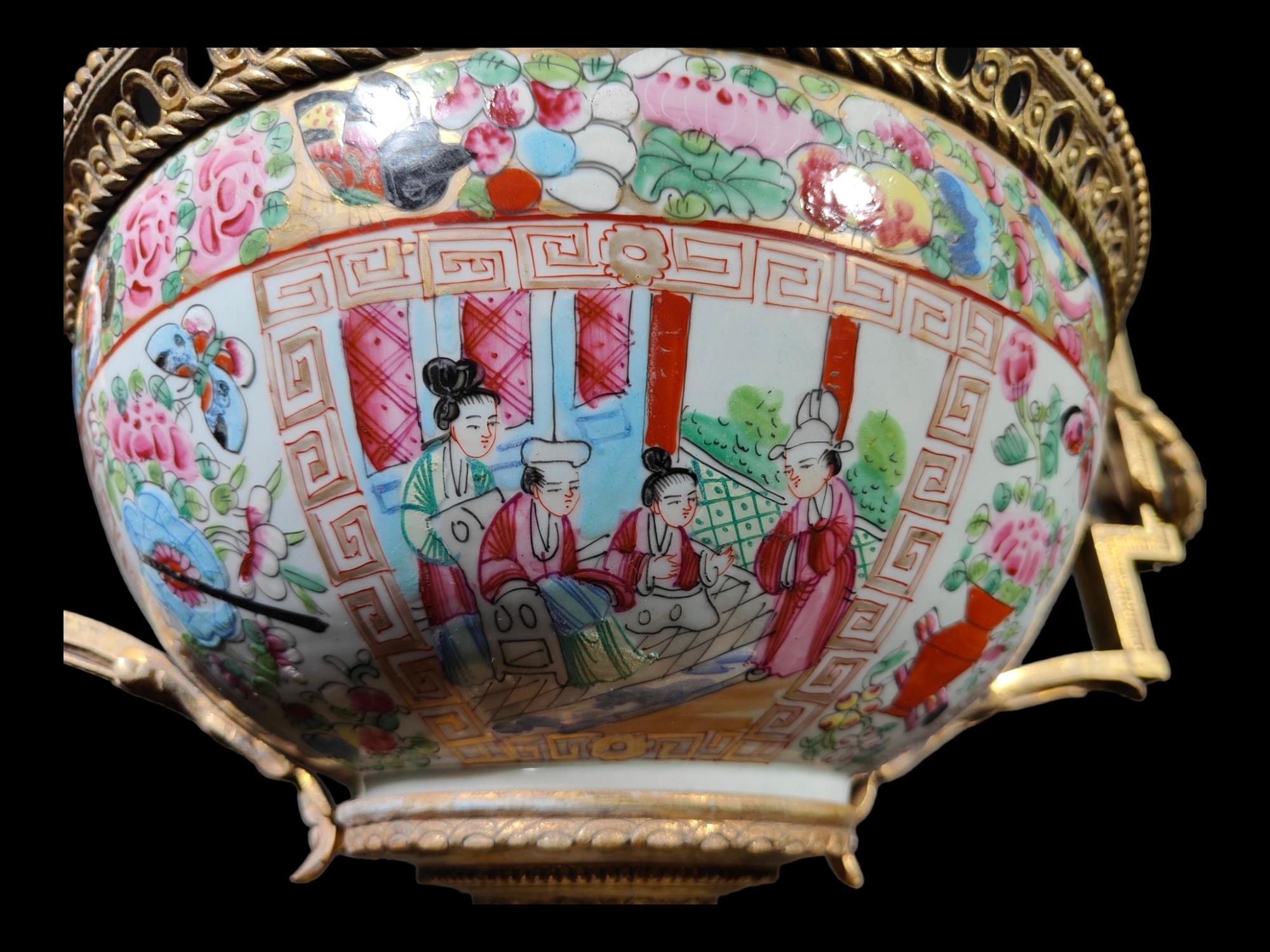 Chinese Porcelain Punch Bowl 19th Century For Sale 2
