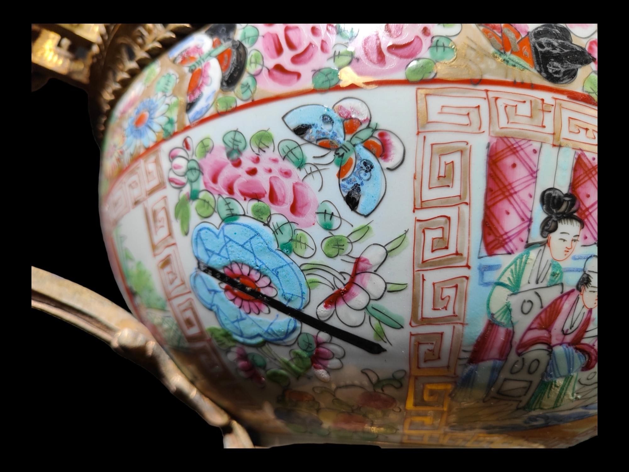 Chinese Porcelain Punch Bowl 19th Century For Sale 3