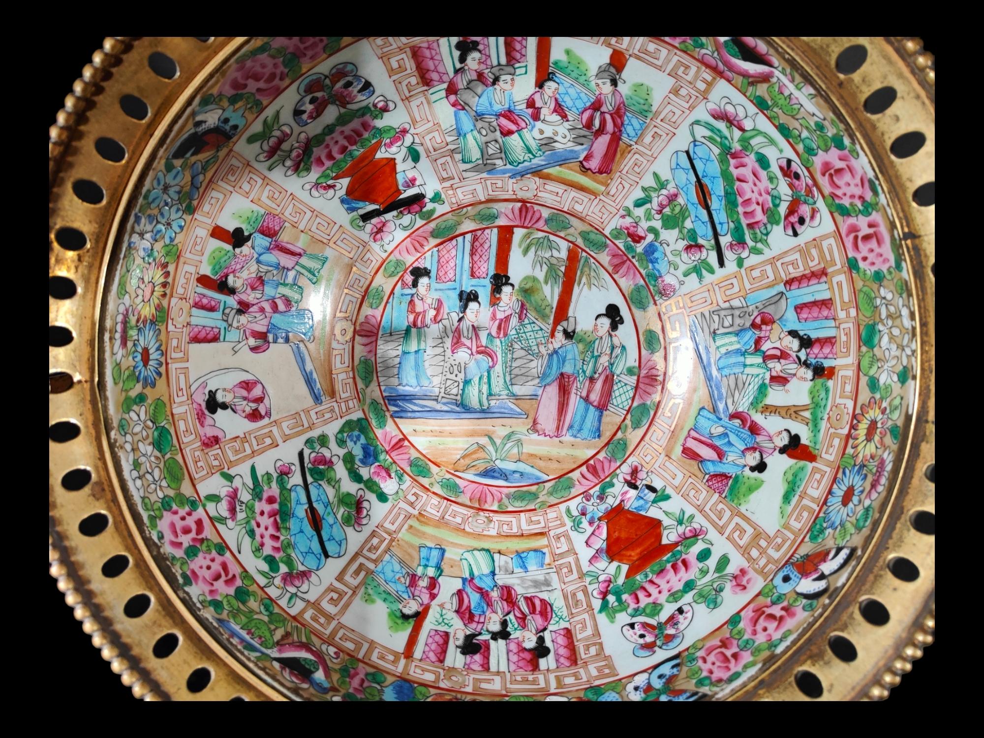 Bol à punchs en porcelaine de Chine du 19ème siècle en vente 4