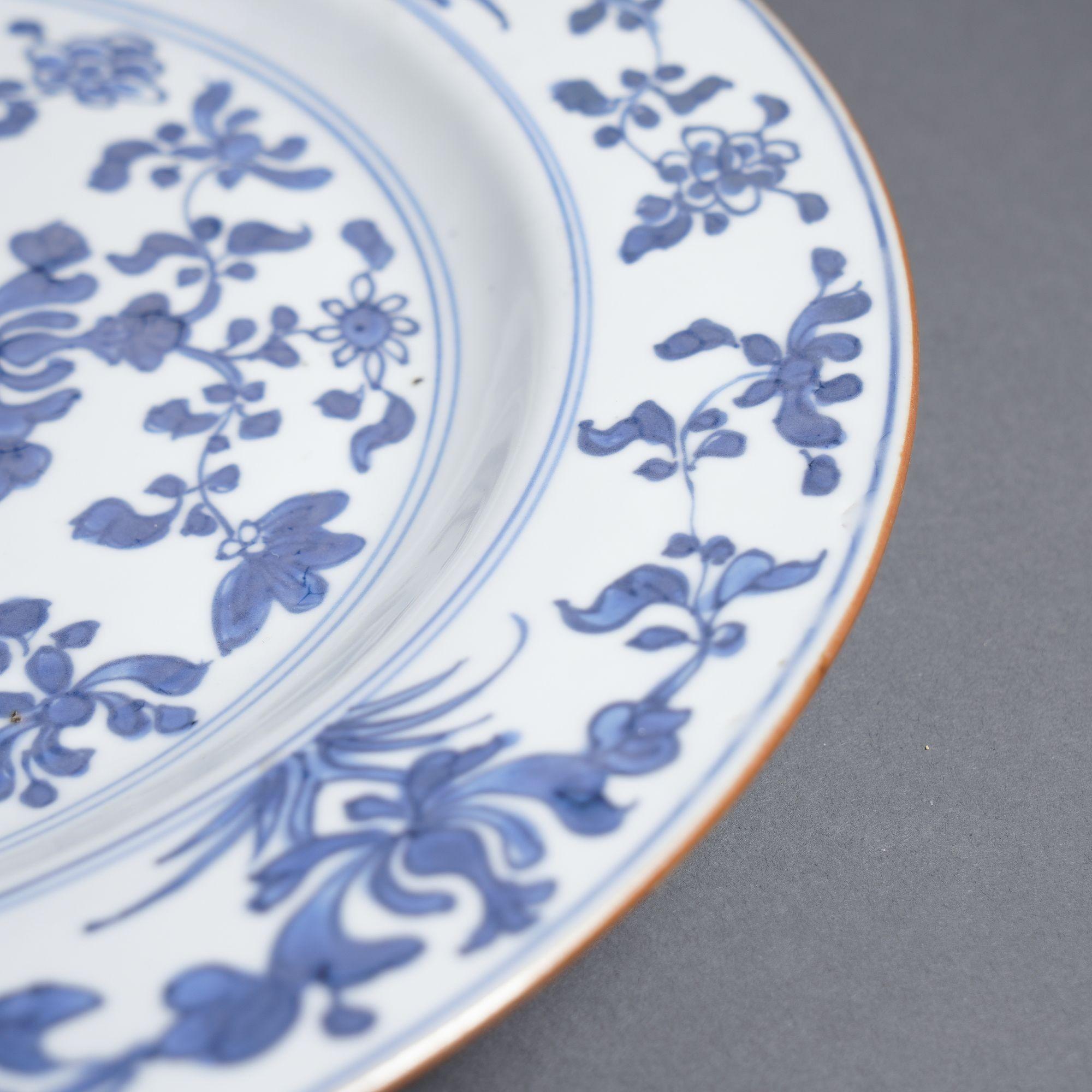 Chinesische Qianlong-Platte aus Porzellan, um 1710-20 im Zustand „Gut“ im Angebot in Kenilworth, IL
