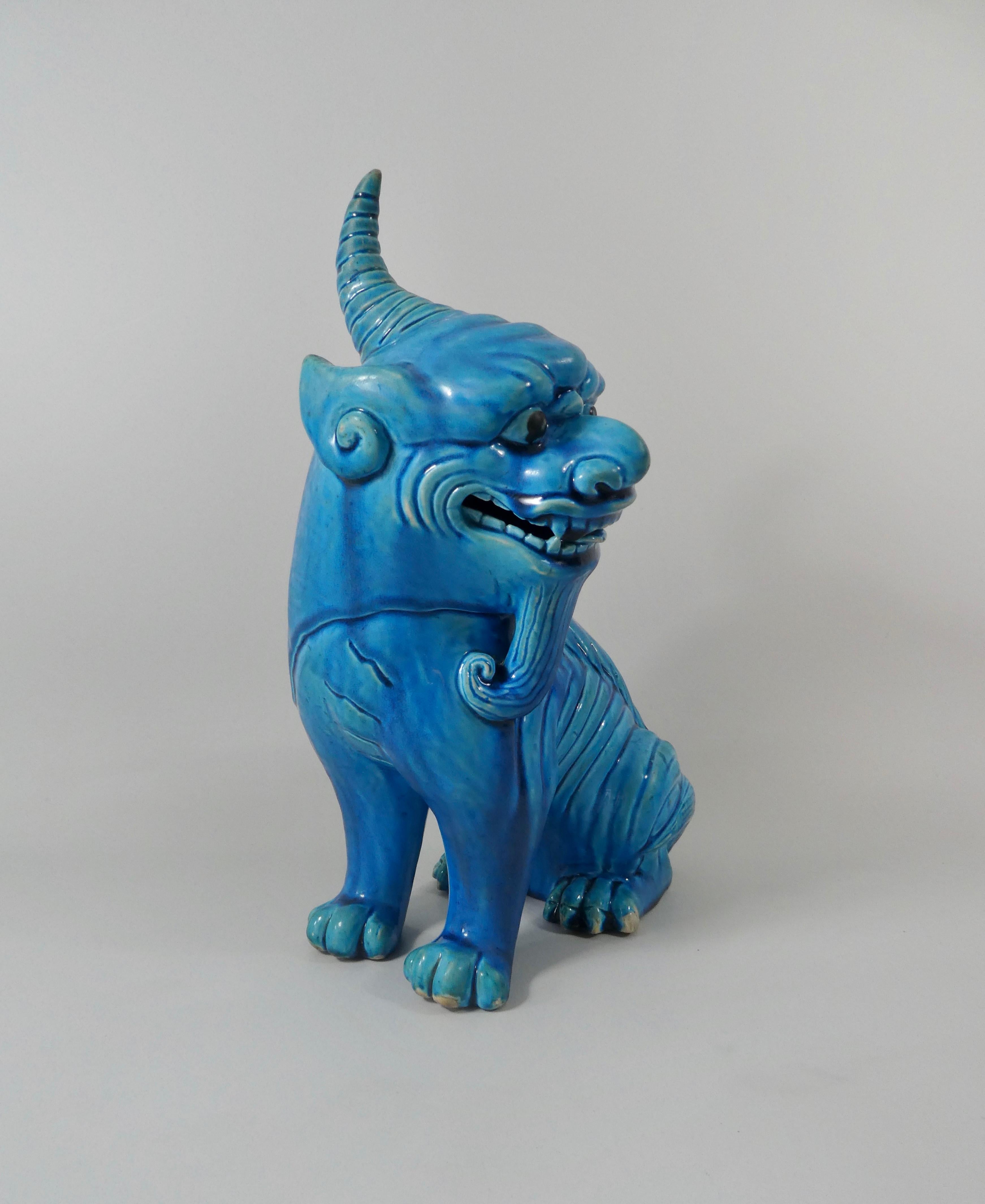 Eine große Qilin aus chinesischem Porzellan:: Ende des 19. Jahrhunderts:: Qing-Dynastie. Das kräftig modellierte:: sitzende Tier hat schwarze:: glasige Augen:: ein offenes Maul und ein großes Horn. Überzogen mit einer türkisfarbenen Glasur.