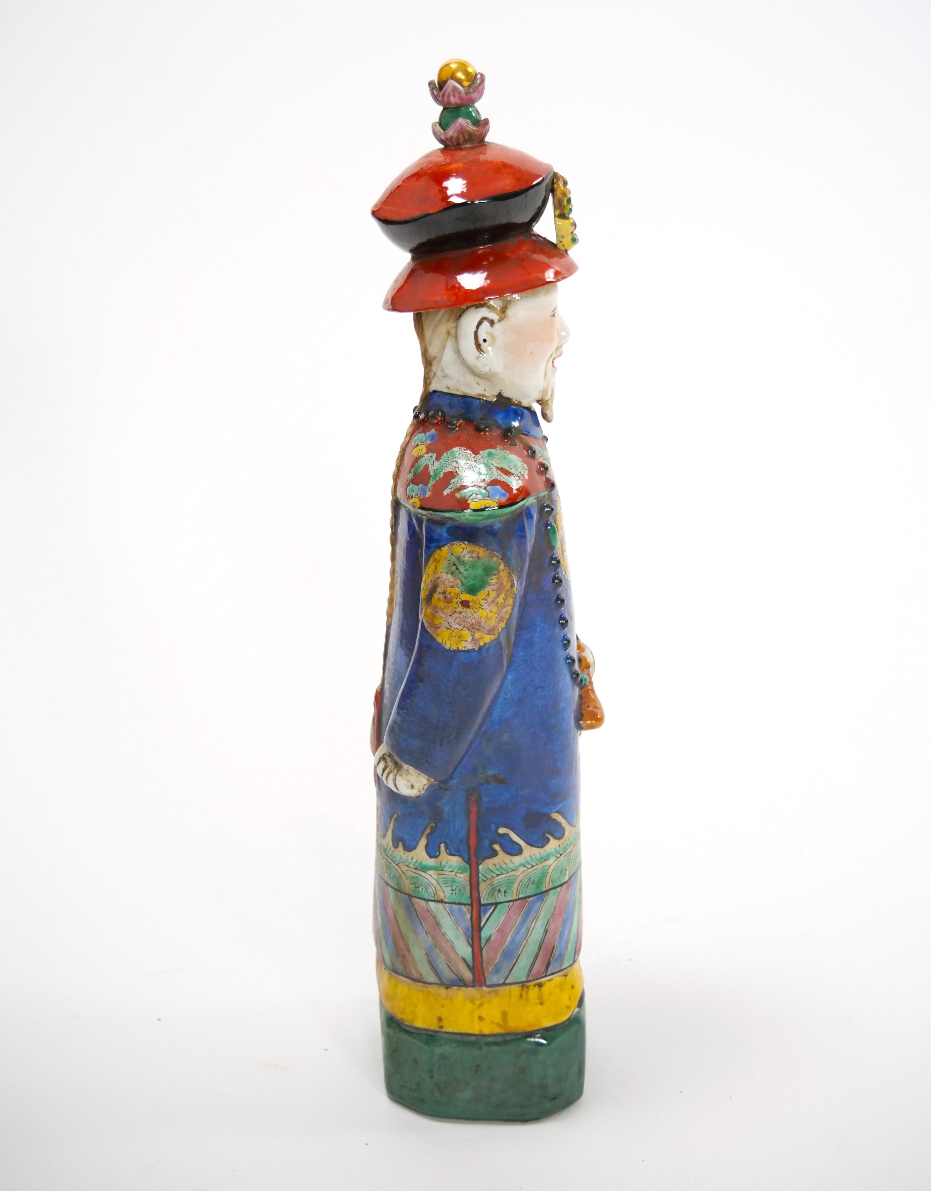 Illustrez votre collection avec cette exquise figurine en porcelaine chinoise inspirée de l'illustre dynastie Qing. Réalisée dans un étonnant style wucai, la figurine représente un empereur distingué, un roi royal ou un monarque majestueux paré de