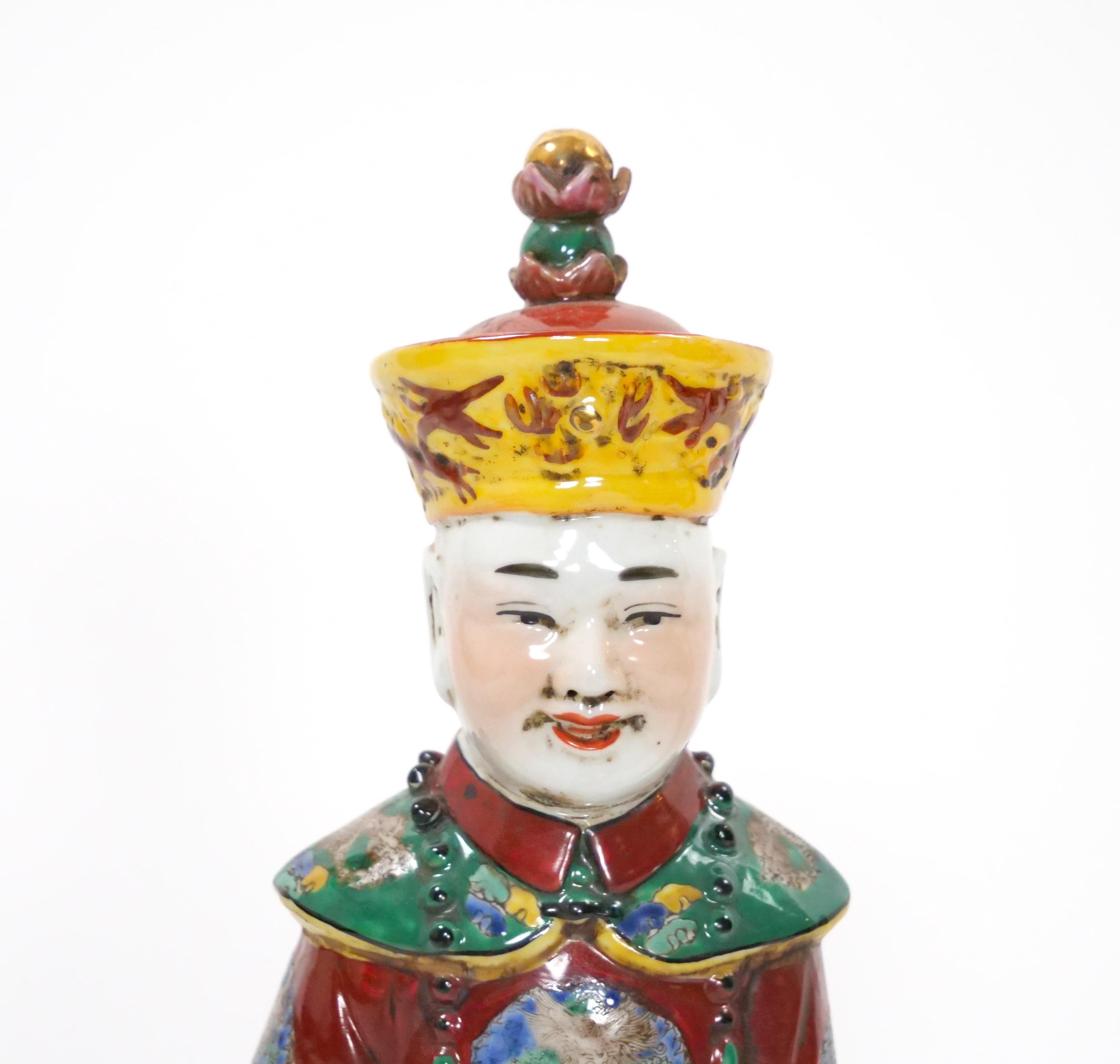 Eleva tu colección con esta exquisita figura de porcelana china inspirada en la ilustre dinastía Qing. Realizada en un asombroso estilo wucai, la estatuilla representa a un distinguido emperador, un regio miembro de la realeza o un majestuoso