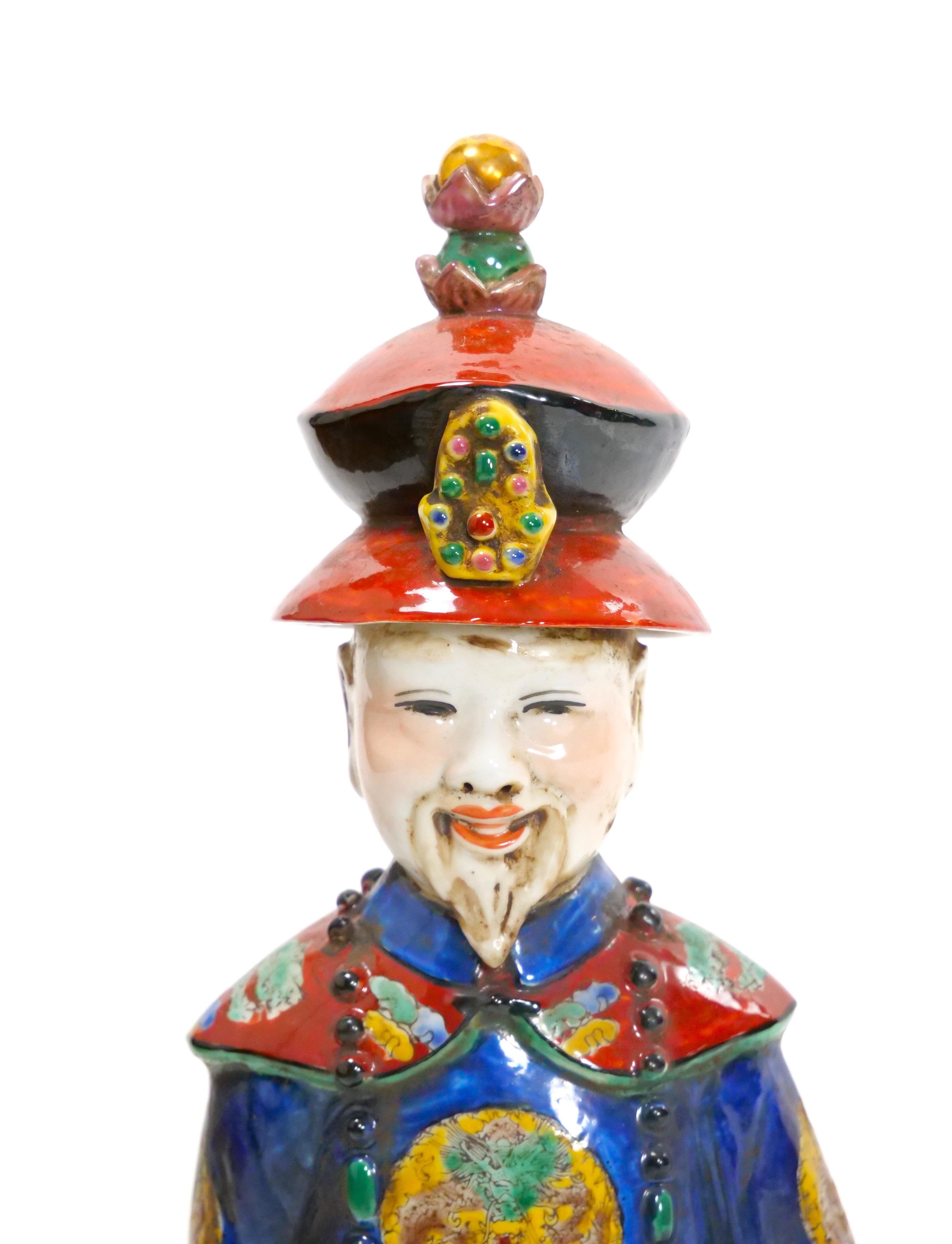 Eleva tu colección con esta exquisita figura de porcelana china inspirada en la ilustre dinastía Qing. Realizada en un asombroso estilo wucai, la estatuilla representa a un distinguido emperador, un regio miembro de la realeza o un majestuoso