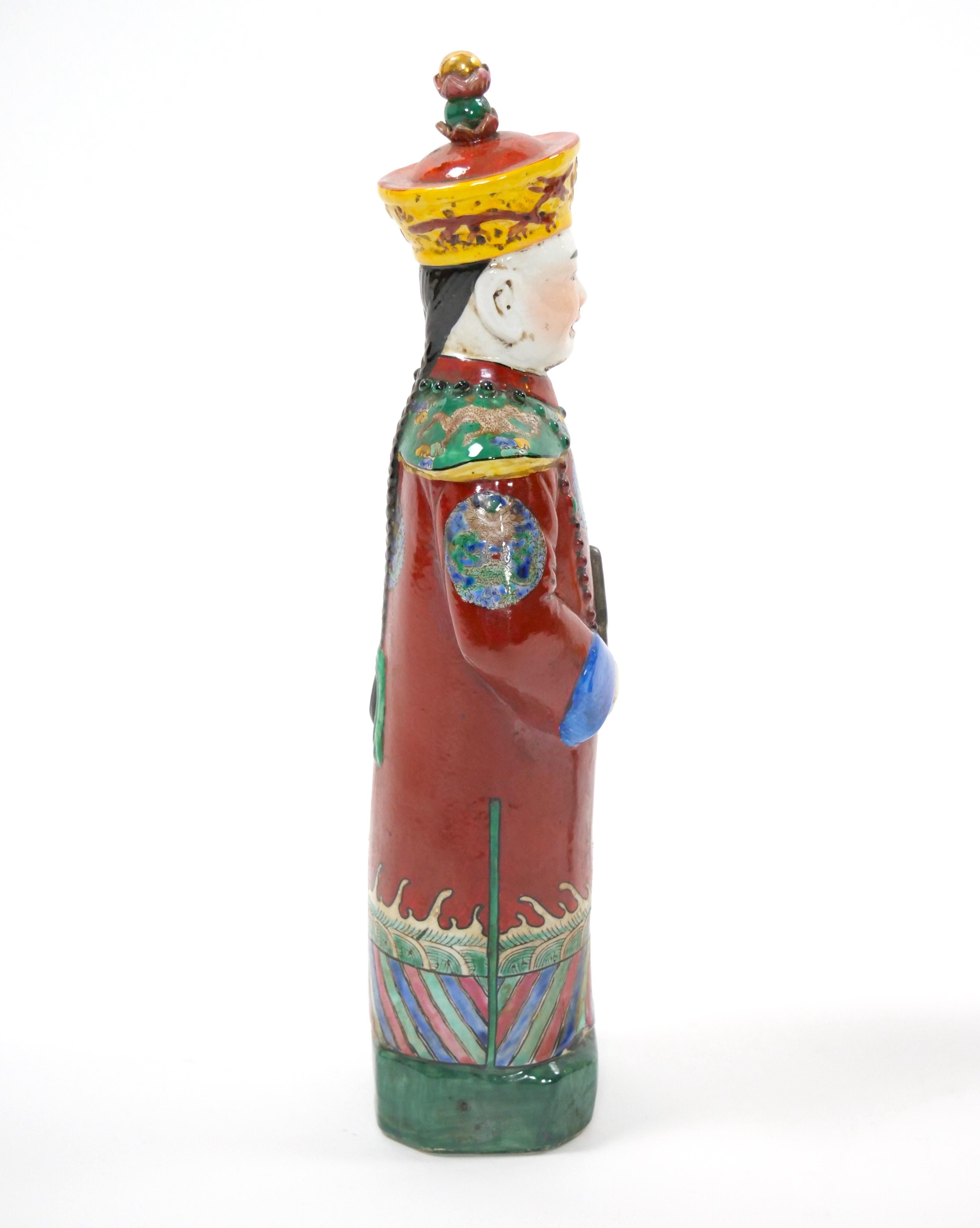Figura decorativa de porcelana china Emperador Qing Glaseado en venta