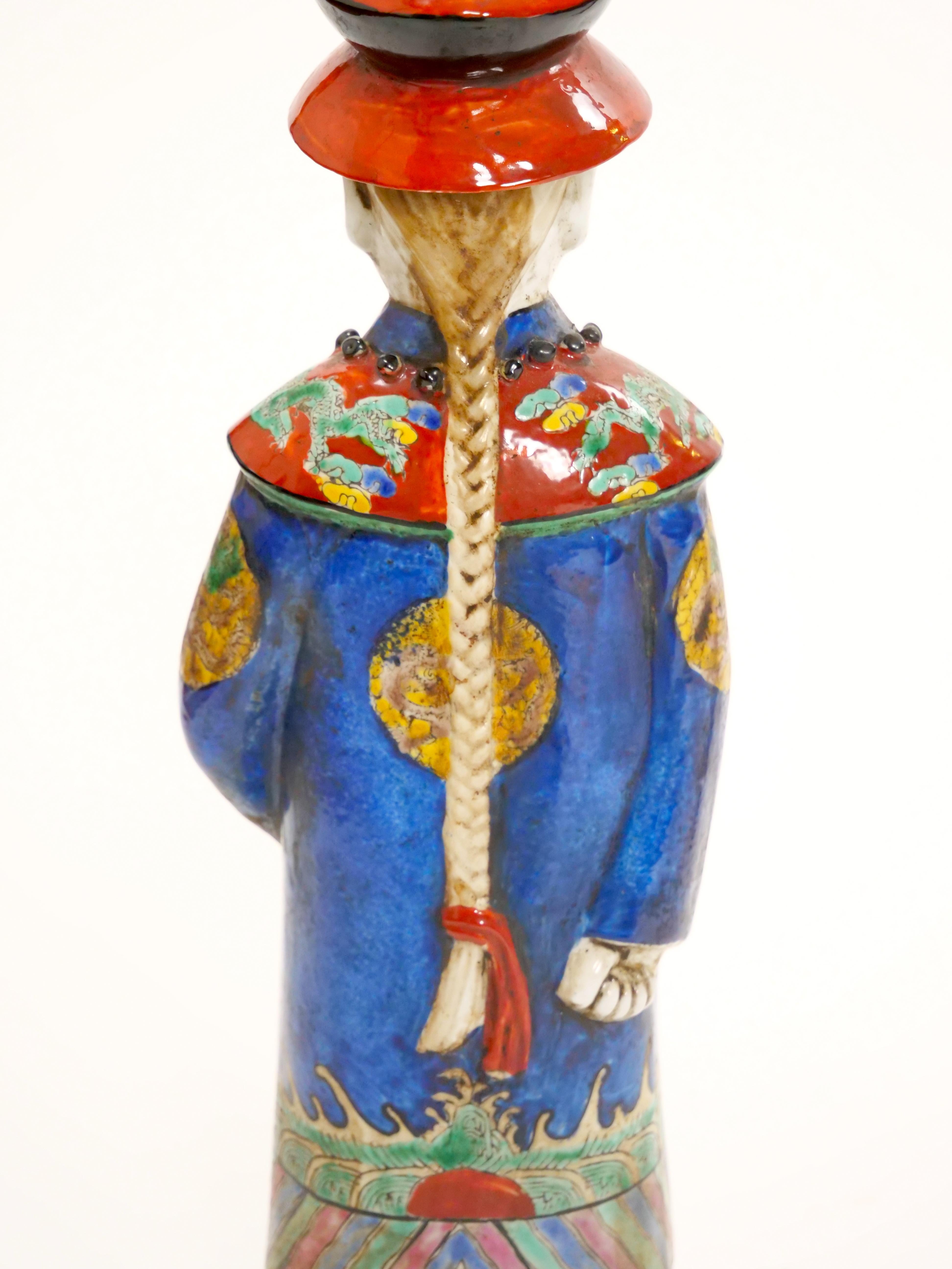 Figure décorative de l'empereur Qing en porcelaine chinoise Bon état - En vente à Tarry Town, NY