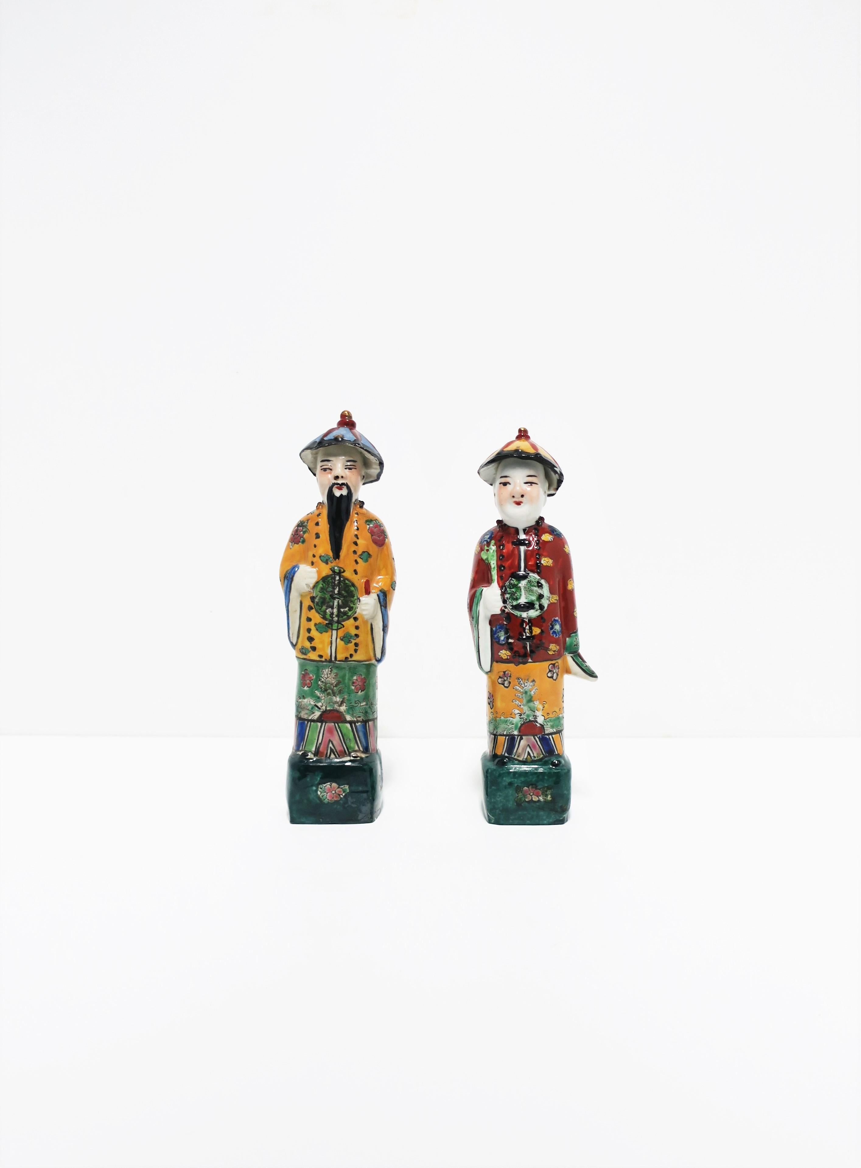 Chinese Porcelain Qing Style Male Figures, Set of 2 In Good Condition In New York, NY